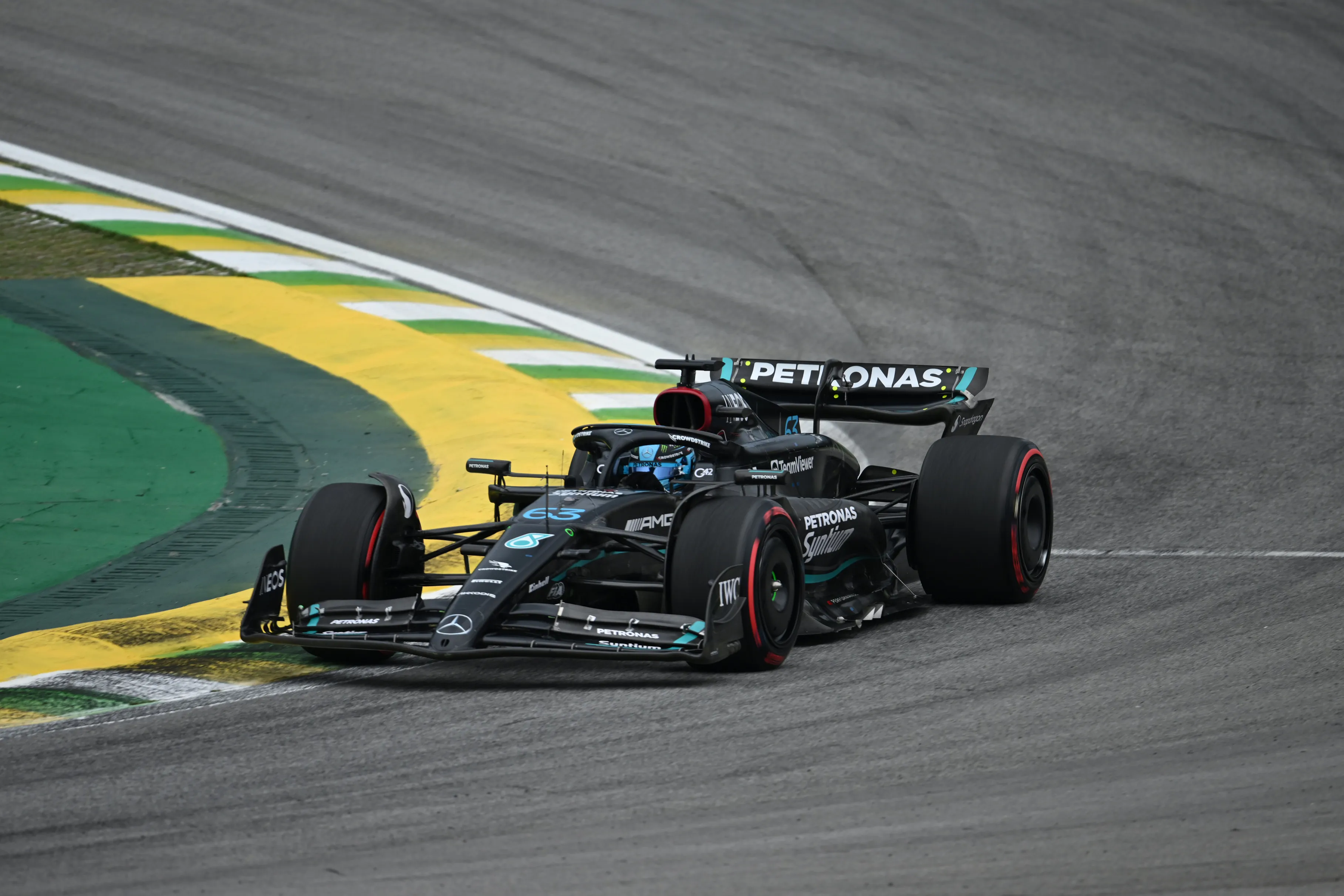 Russell laat het hoofd niet hangen: 'Dat zal een enorme impact op de auto en de banden hebben'