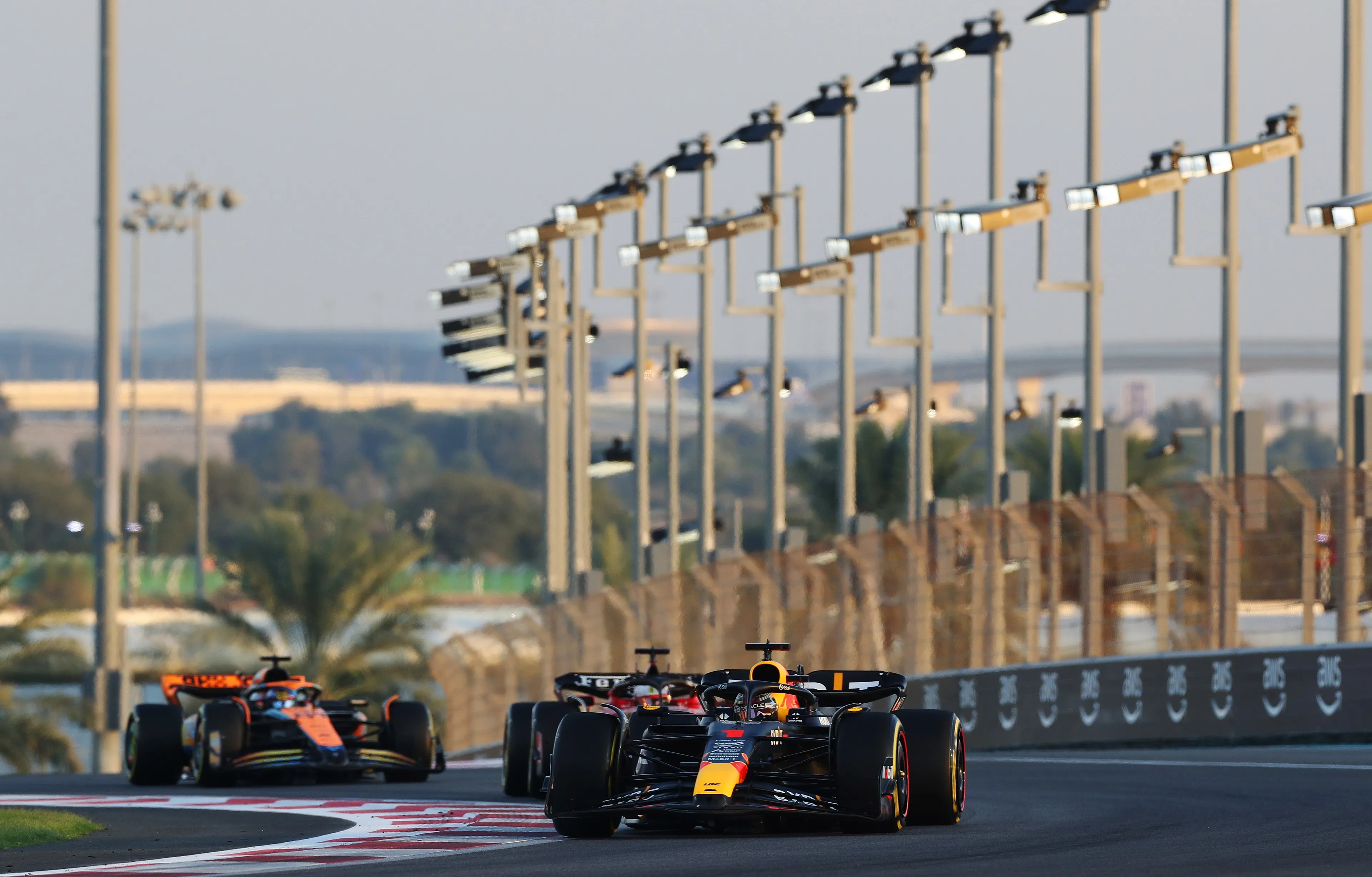 Horner rekent op sterk Ferrari in 2024: 'Daar komt een bepaald soort druk bij kijken'