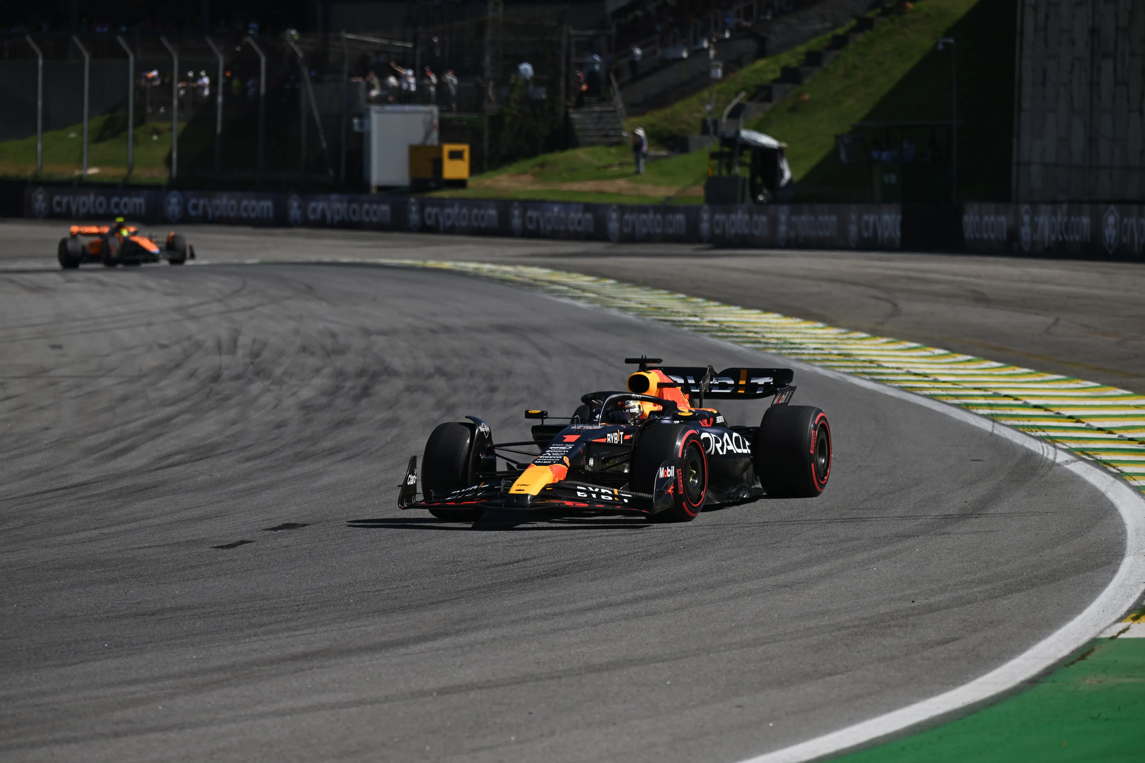Hill over dominantie Verstappen: 'Denk dat zelfs Max-fans meer strijd willen zien'