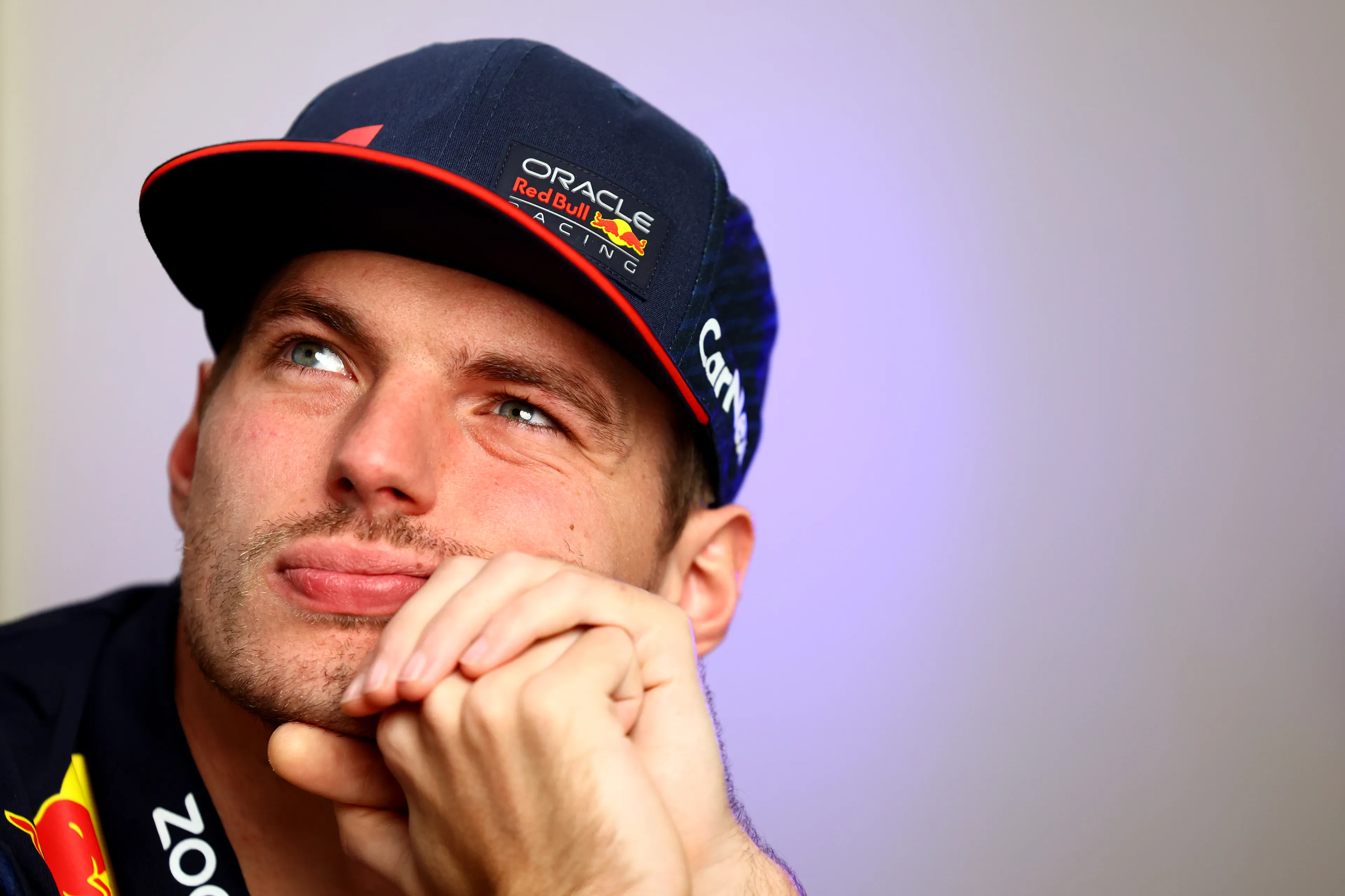 Verstappen grijnst bij vraag over salaris: 'Misschien, ik weet het niet zeker'