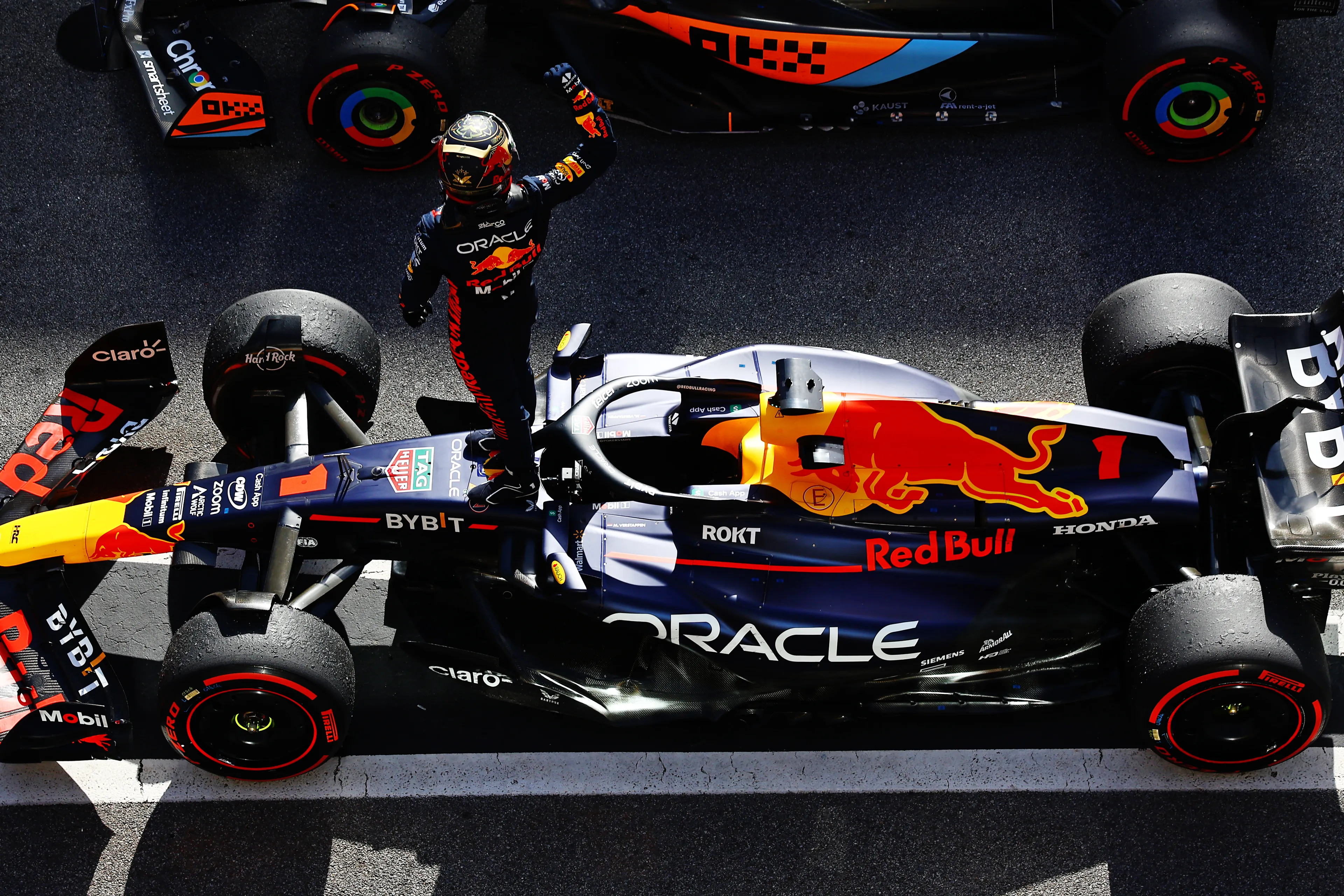 Verstappen afgeleid door gevecht van Pérez en Alonso: 'Ik ging bijna rechtdoor in bocht 4!'