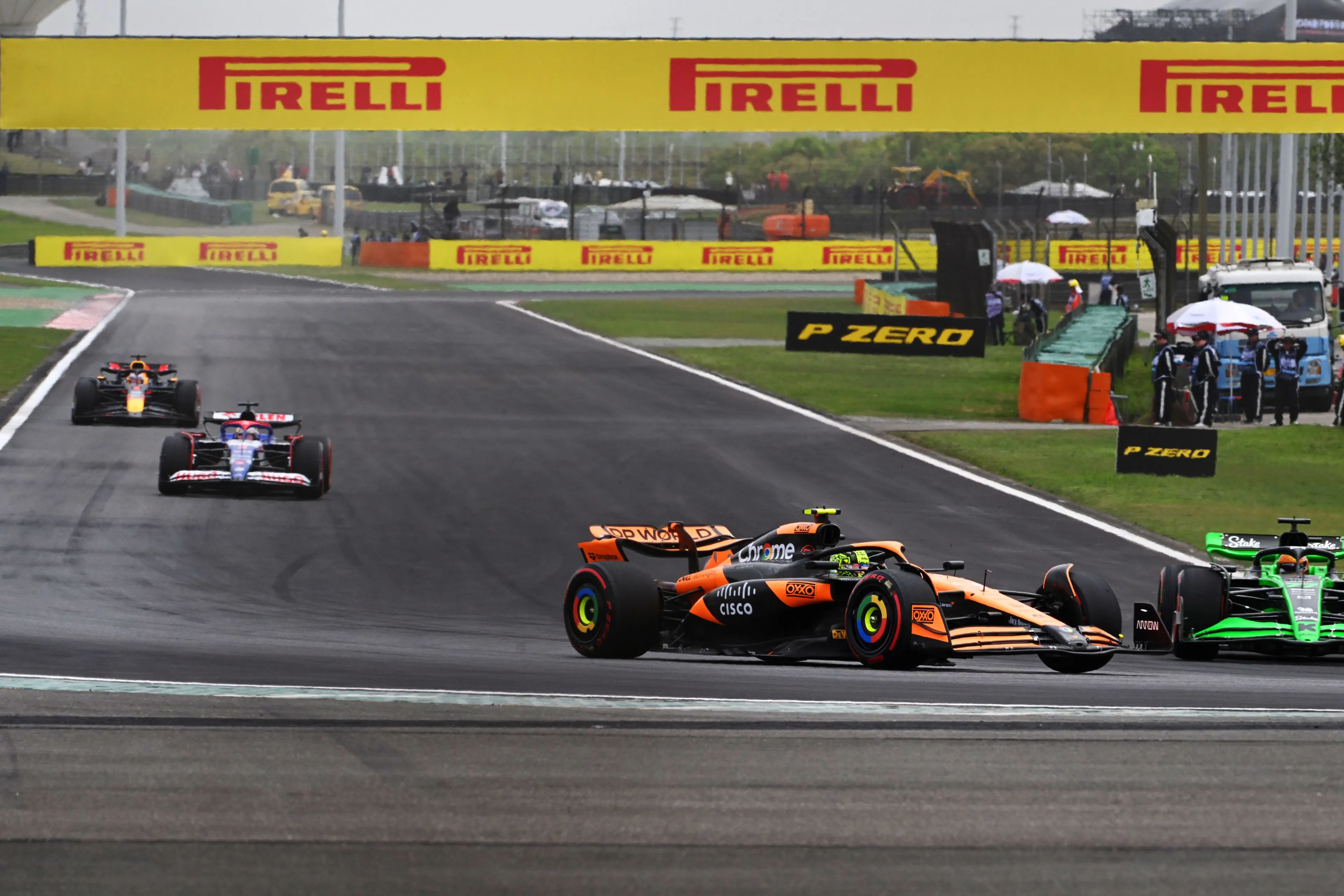 Hamilton opnieuw dupe van beslissing wedstrijdleiding: 'Wat zal hij nu denken?'