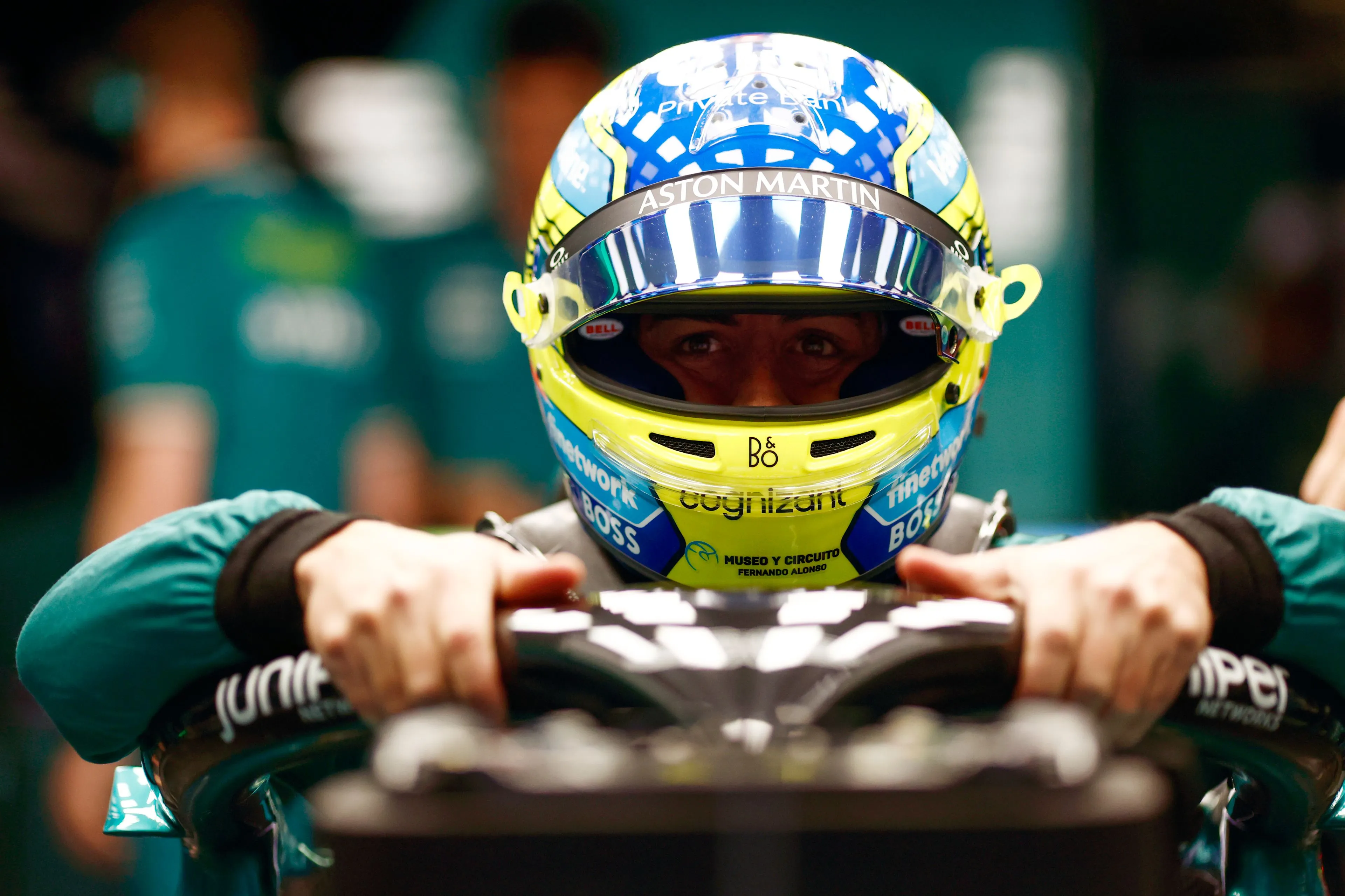 Alonso verrast door competitiviteit: 'Ik hield Verstappen een paar rondes achter me'