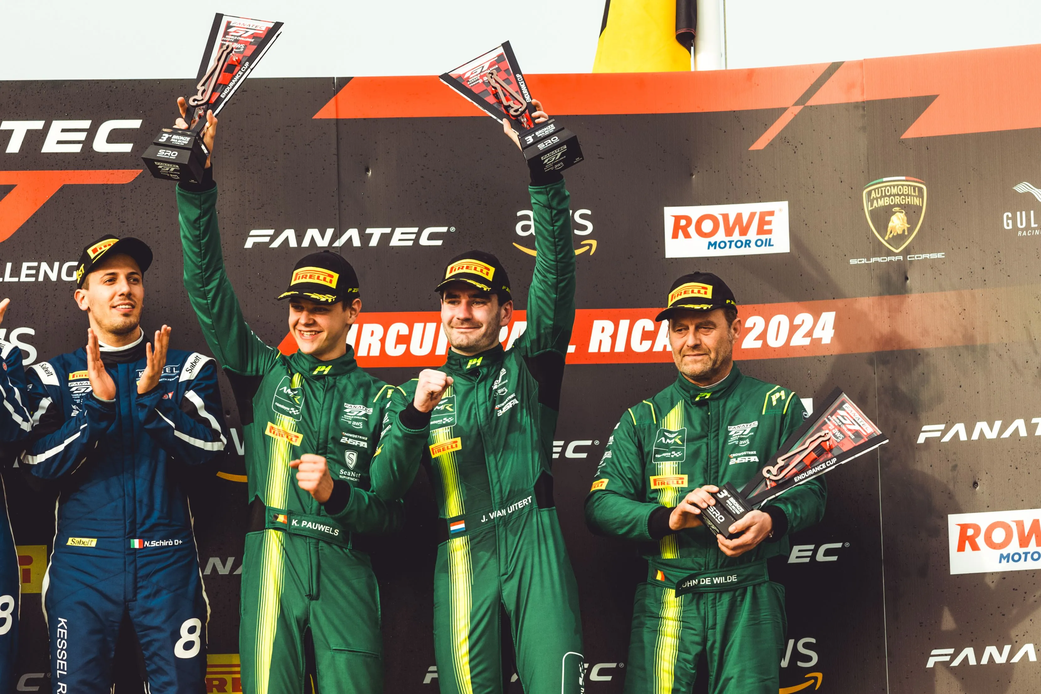 Van Uitert maakt GT3-debuut een huzarenstuk: ‘Direct even snel als de fabrieksrijders van Aston Martin