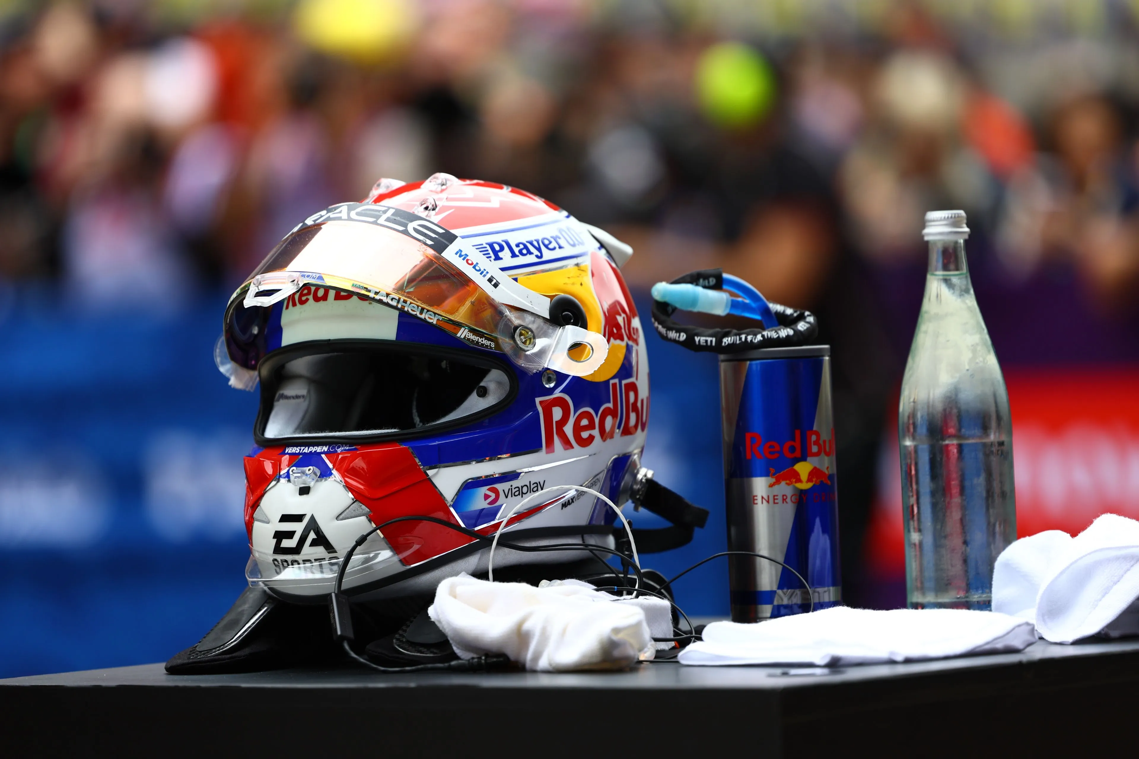 Verstappen deelt hoeveel Red Bull hij daadwerkelijk drinkt: 'De Red Bulls zijn nu gratis!'