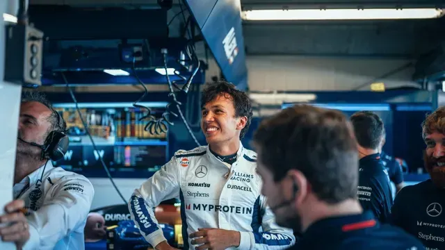 Albon vertrouwt volledig op Mercedes: 'Het kan in ons voordeel werken'