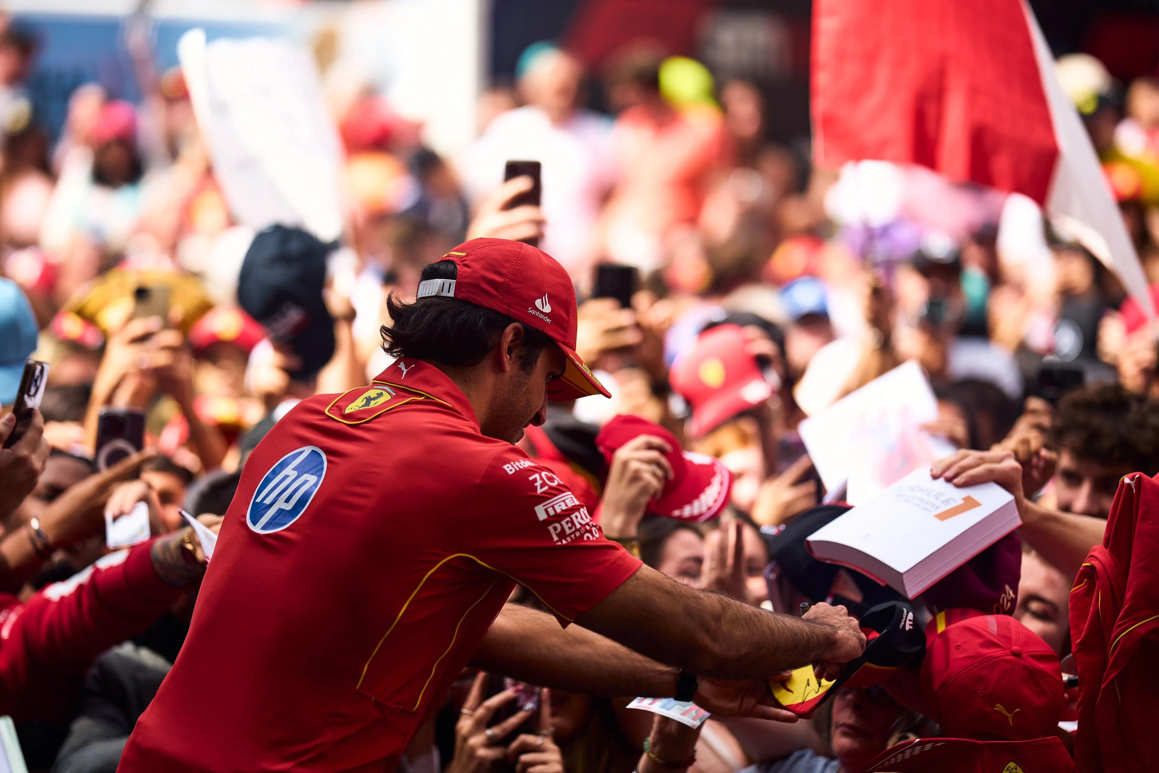 Sainz lacht om geruchten: 'Drie maanden geleden had ik nog getekend voor Red Bull'