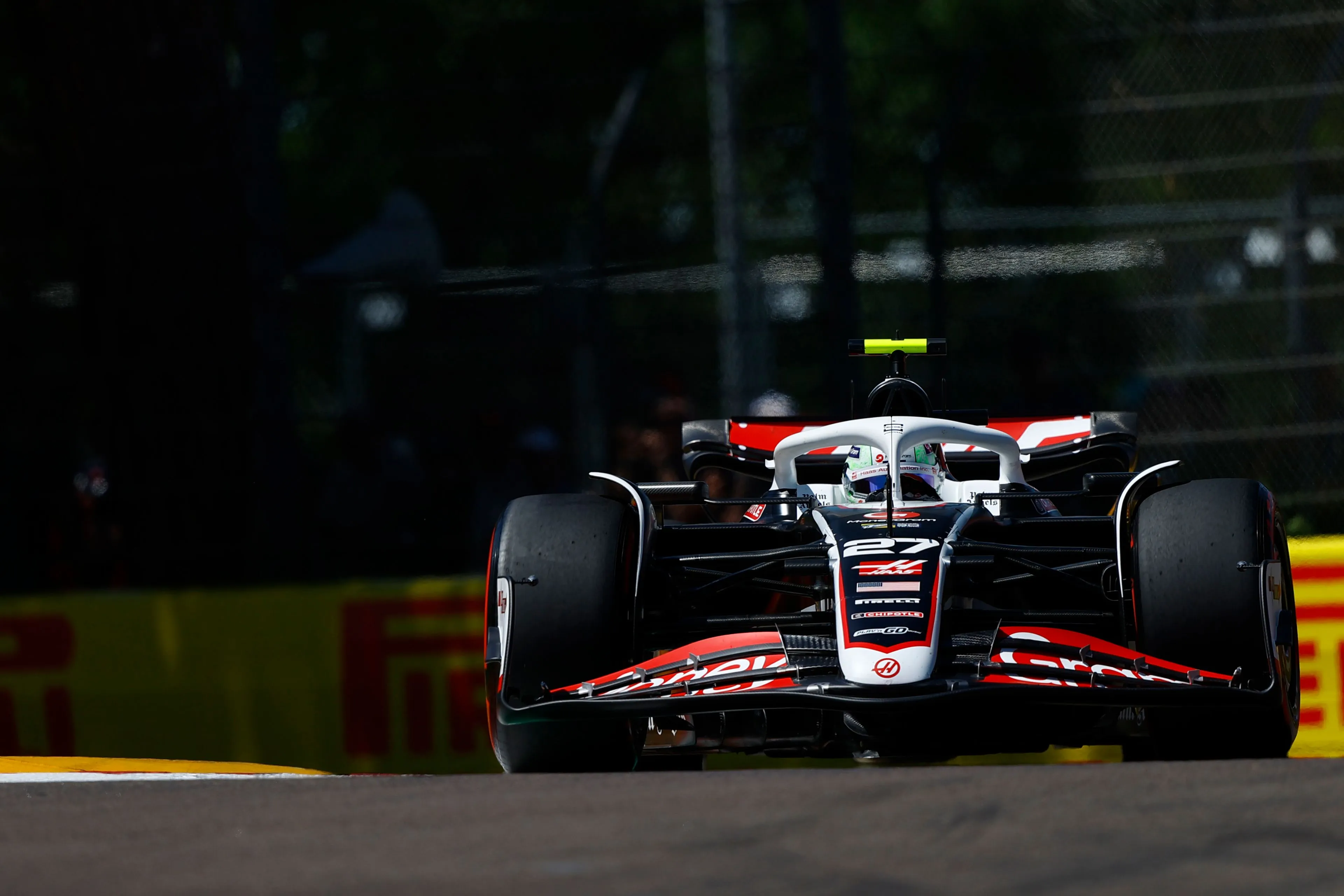 Hülkenberg lacht om beschuldiging uit Engeland: 'Ik bewees Verstappen een dienst terug'