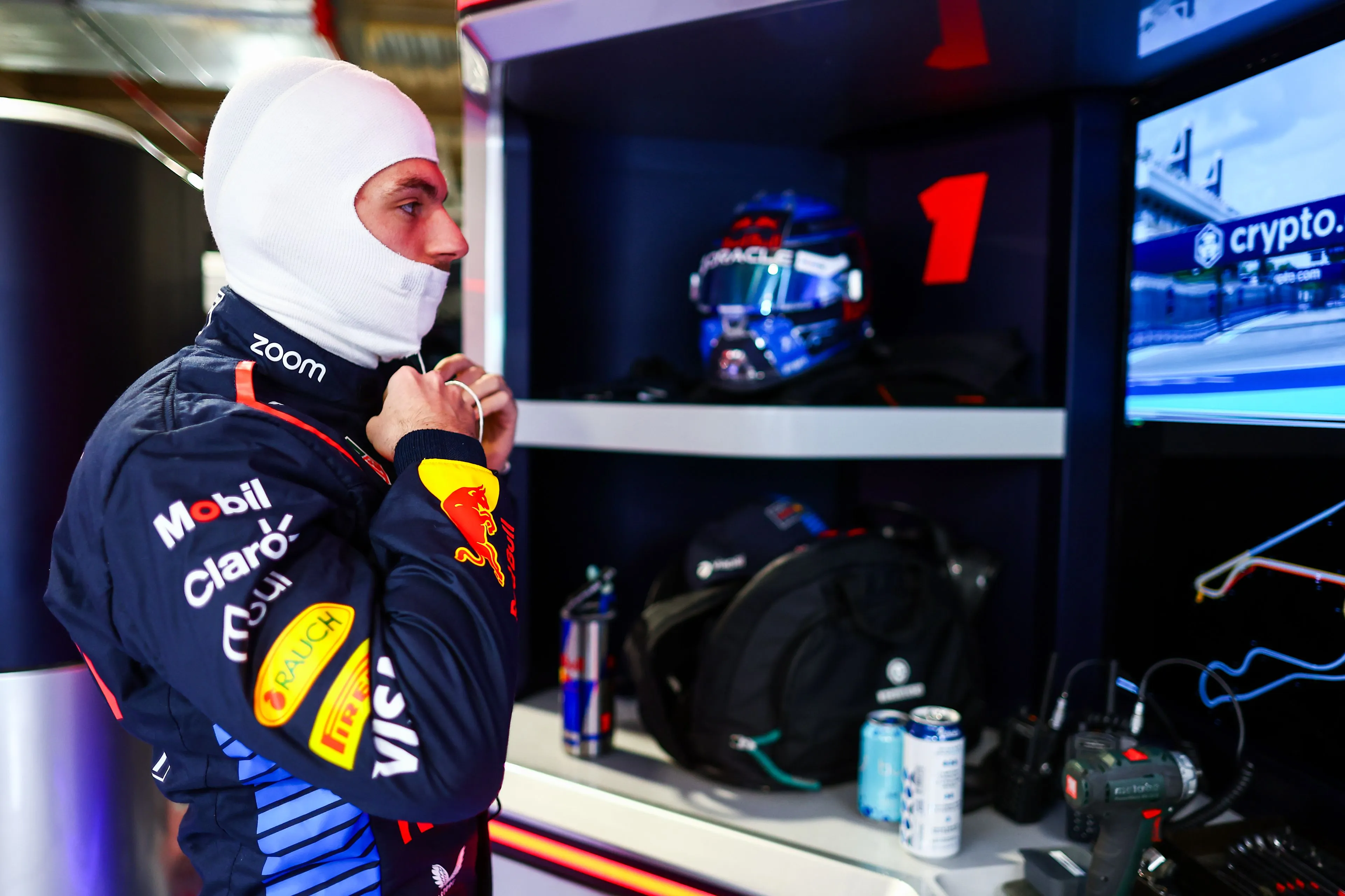 Presentatoren oneens over aanpak van Verstappen: 'Waar heb je het in hemelsnaam over?!'