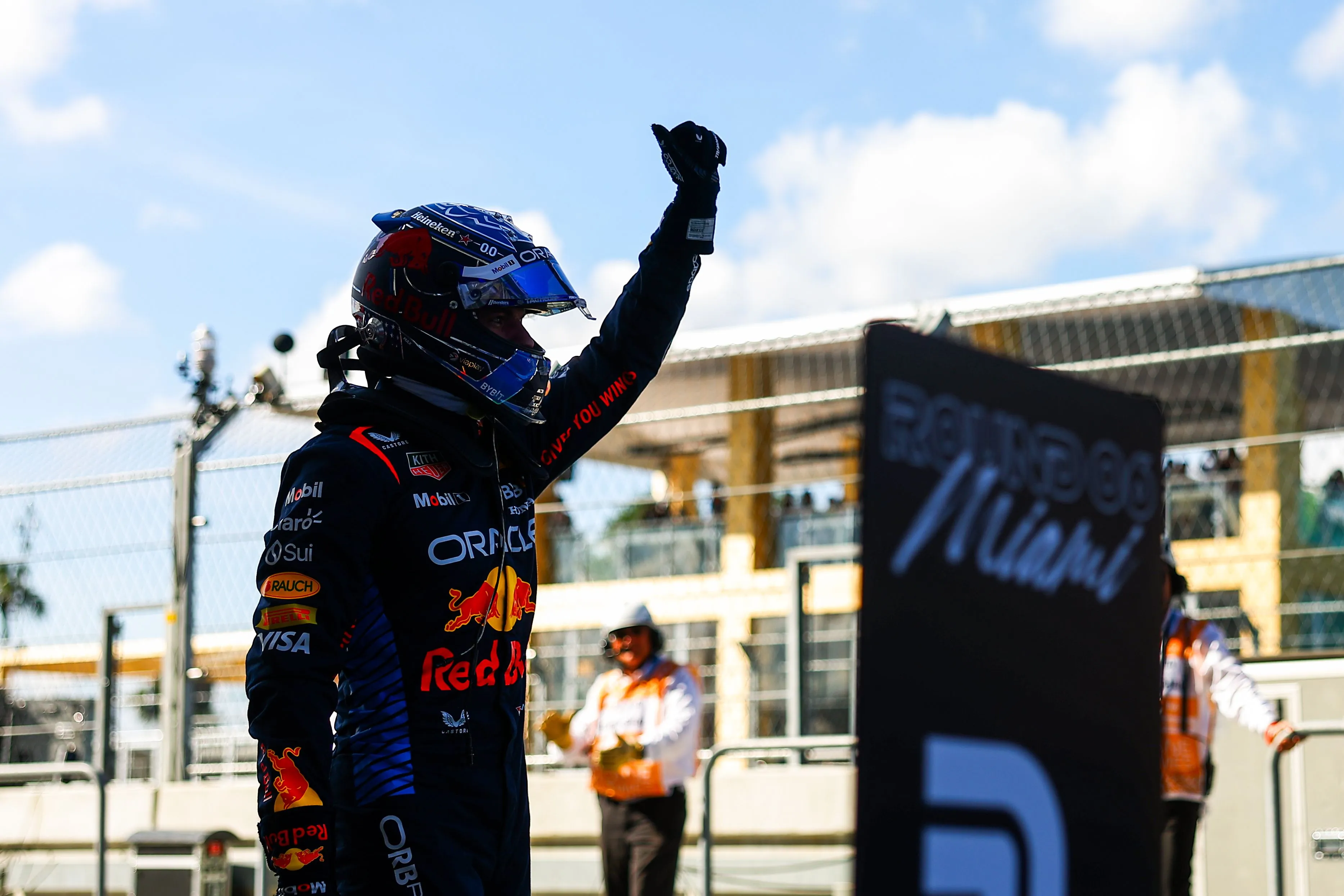 Startopstelling GP Miami | Verstappen leidt het veld naar de eerste bocht, Ferrari zit hem op de hielen