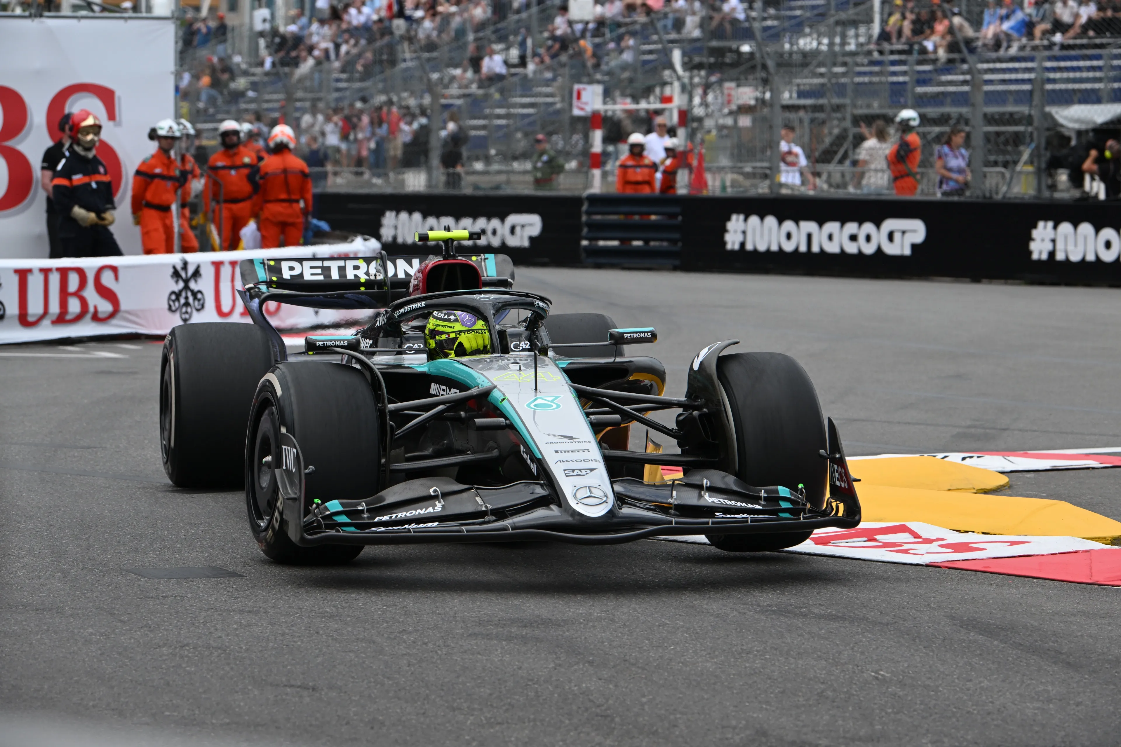 Hoe Hamiltons pitstop juist averechts werkte: 'Hoopte dat Verstappen niet zou stoppen'