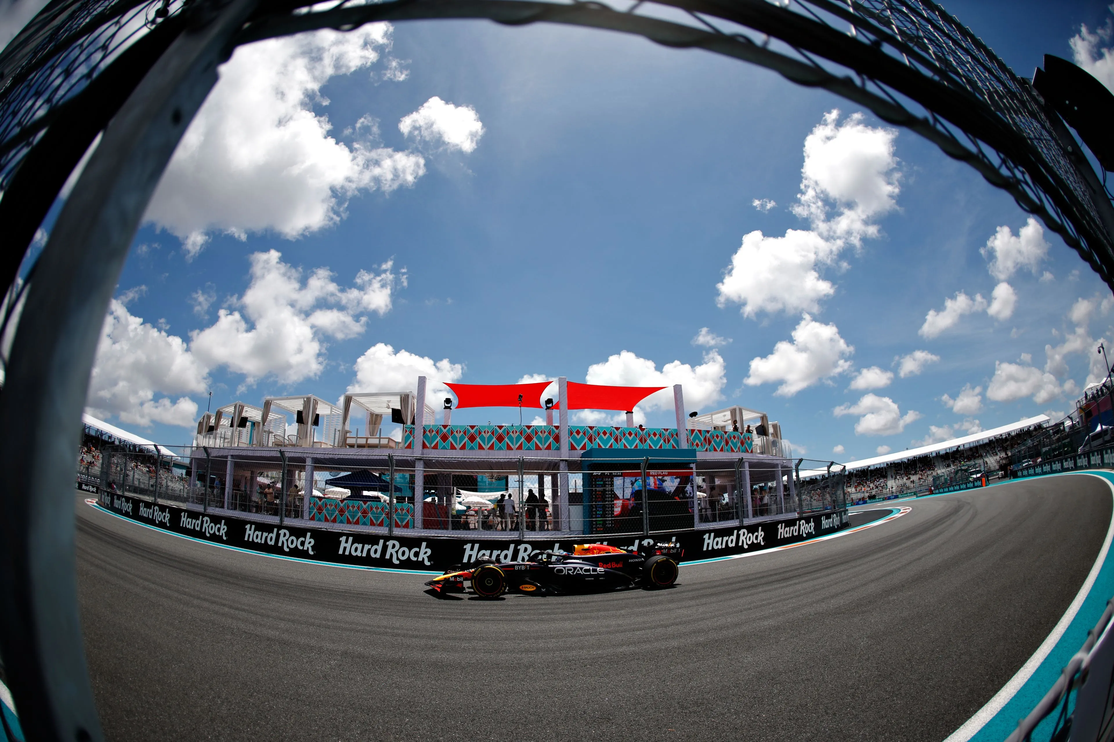 Horner haalde opgelucht adem na sprintkwalificatie: 'Was beter dan verwacht'