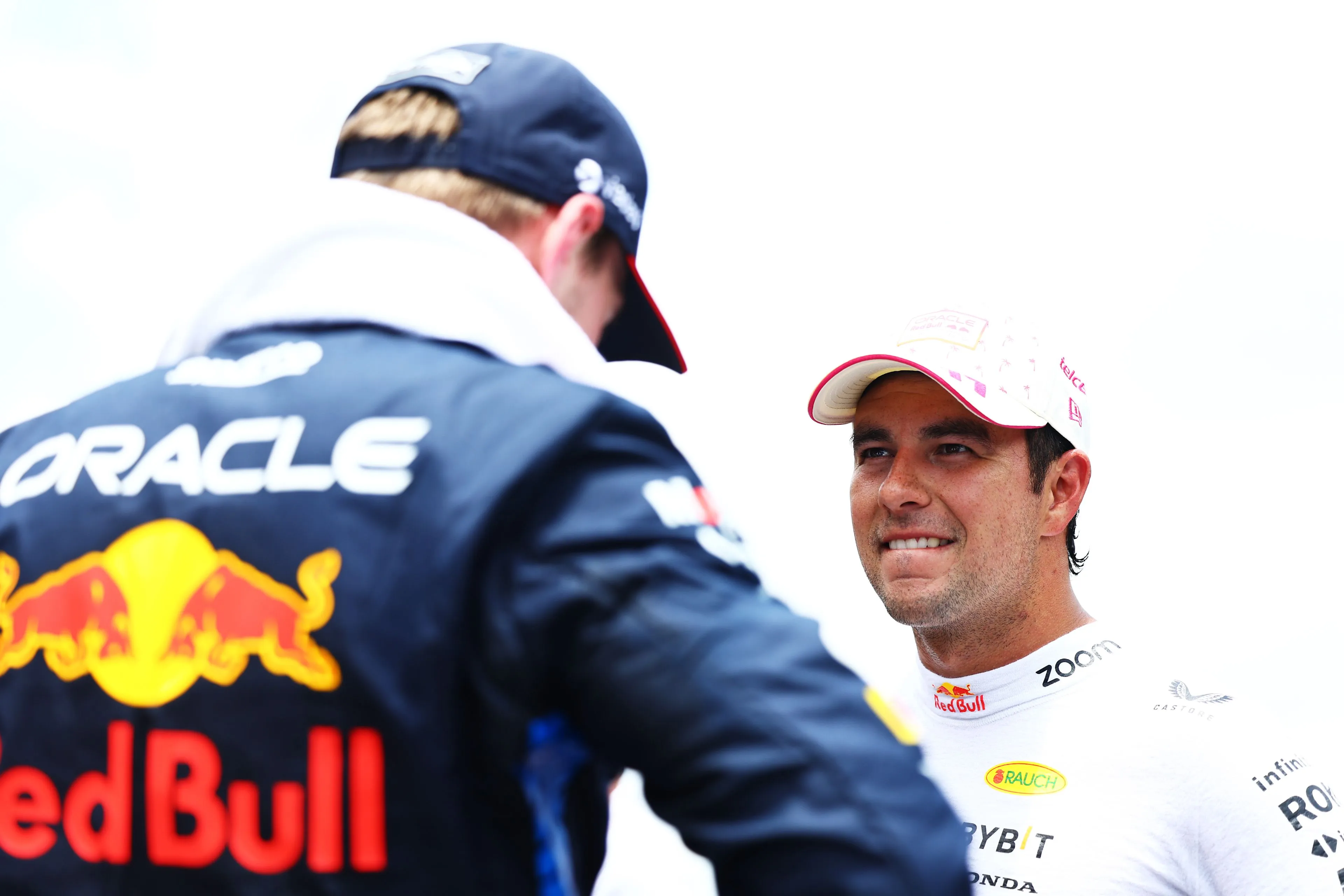 Pérez zorgt voor 'gekkenhuis' bij de start: 'Kijk eens wat die gek van een Pérez doet!'