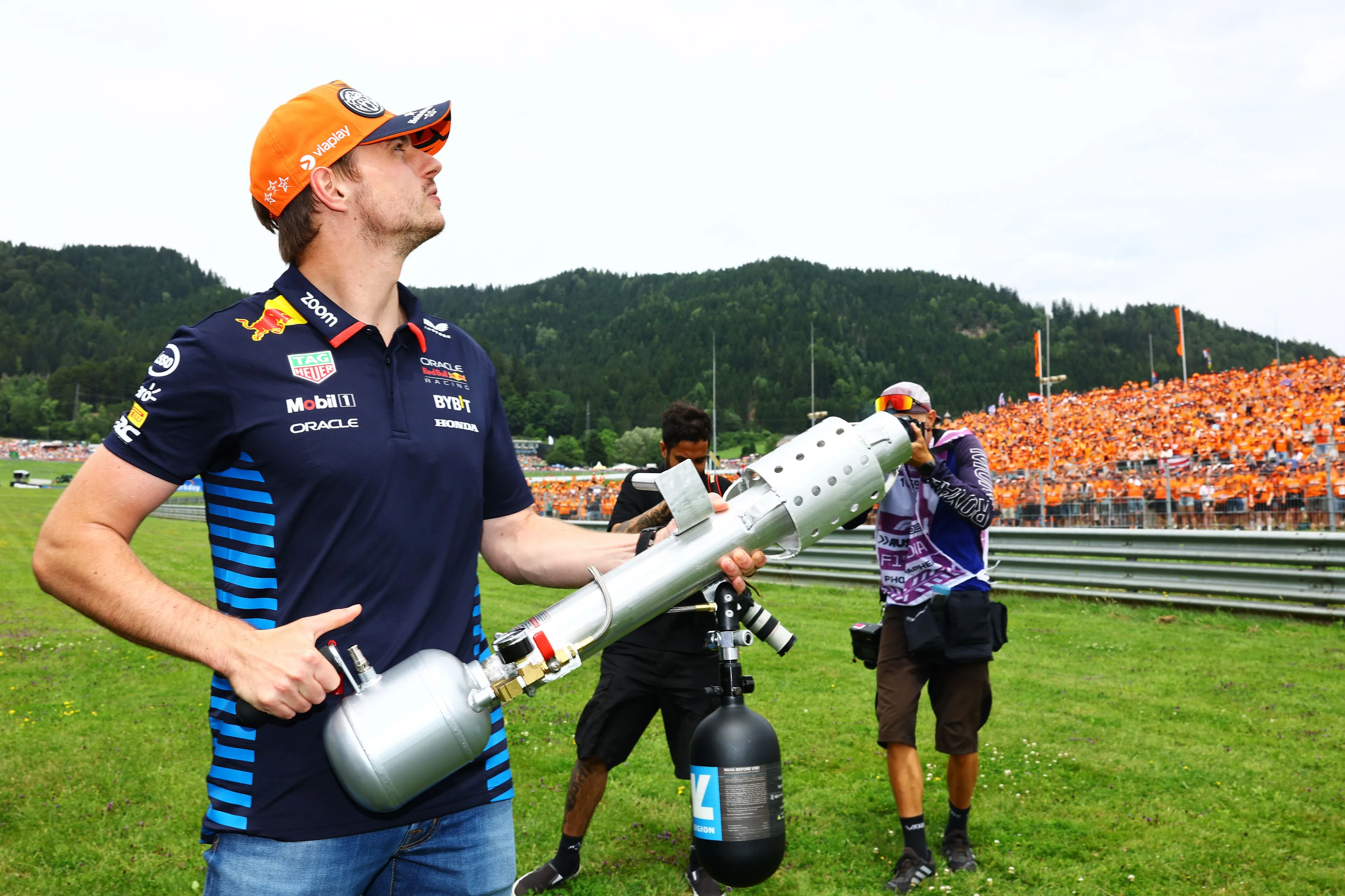 Verstappen reageert cynisch op Franse interviewer: 'Moet ik dan thuisblijven?'