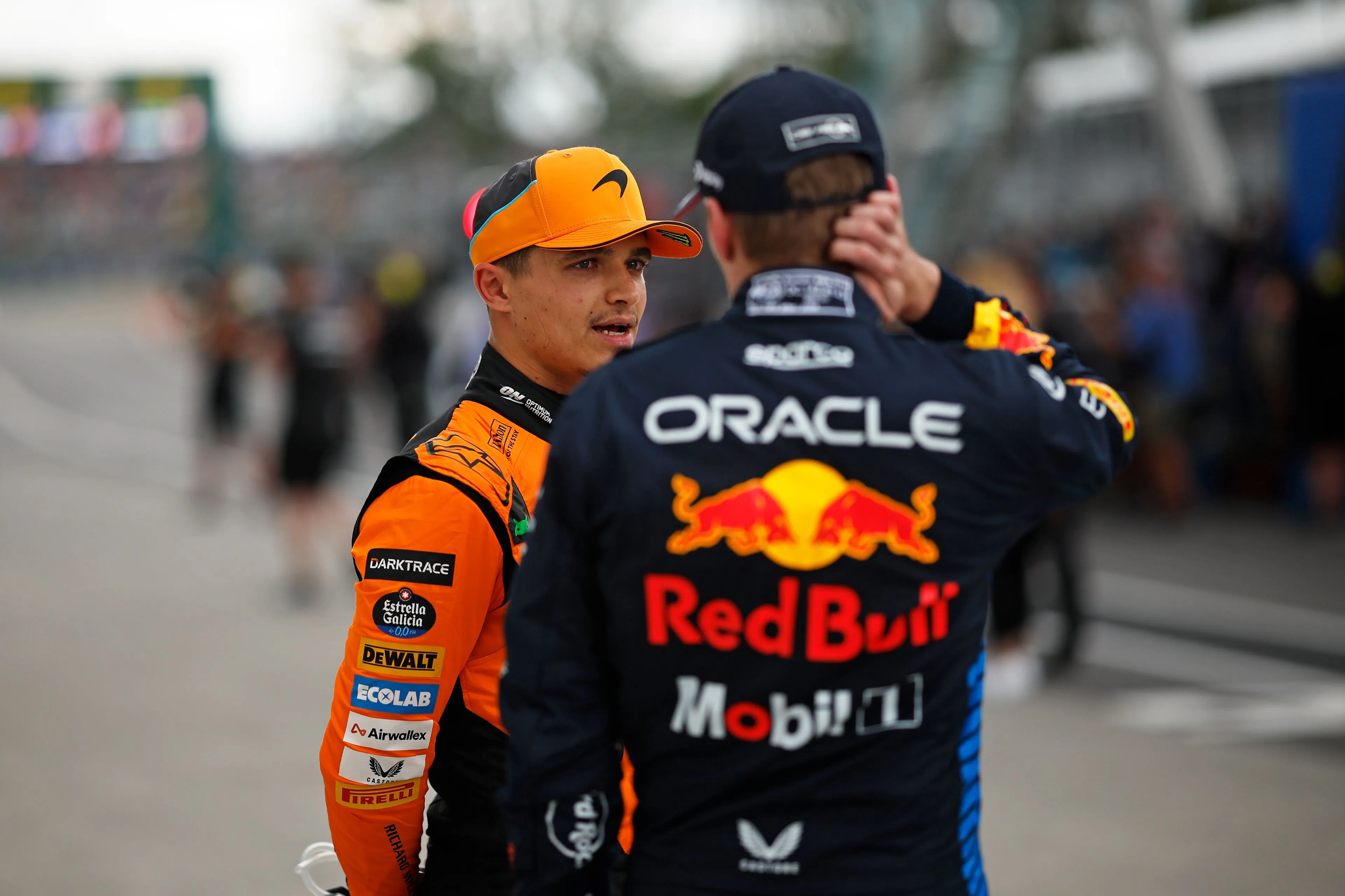 Norris blikt terug op race: 'Frustrerend om weer door Verstappen te zijn verslagen'