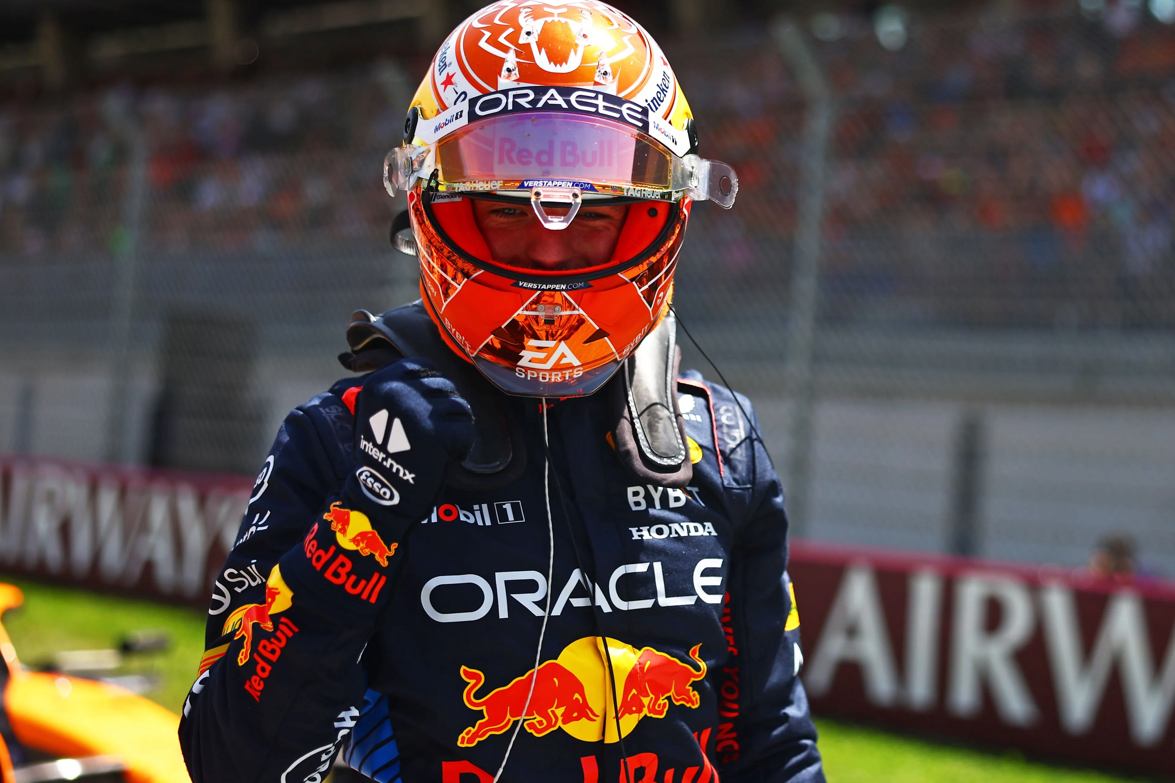 Verstappen grapt na sprintzege: 'Iedereen, het hele team van McLaren zit achter me aan!'