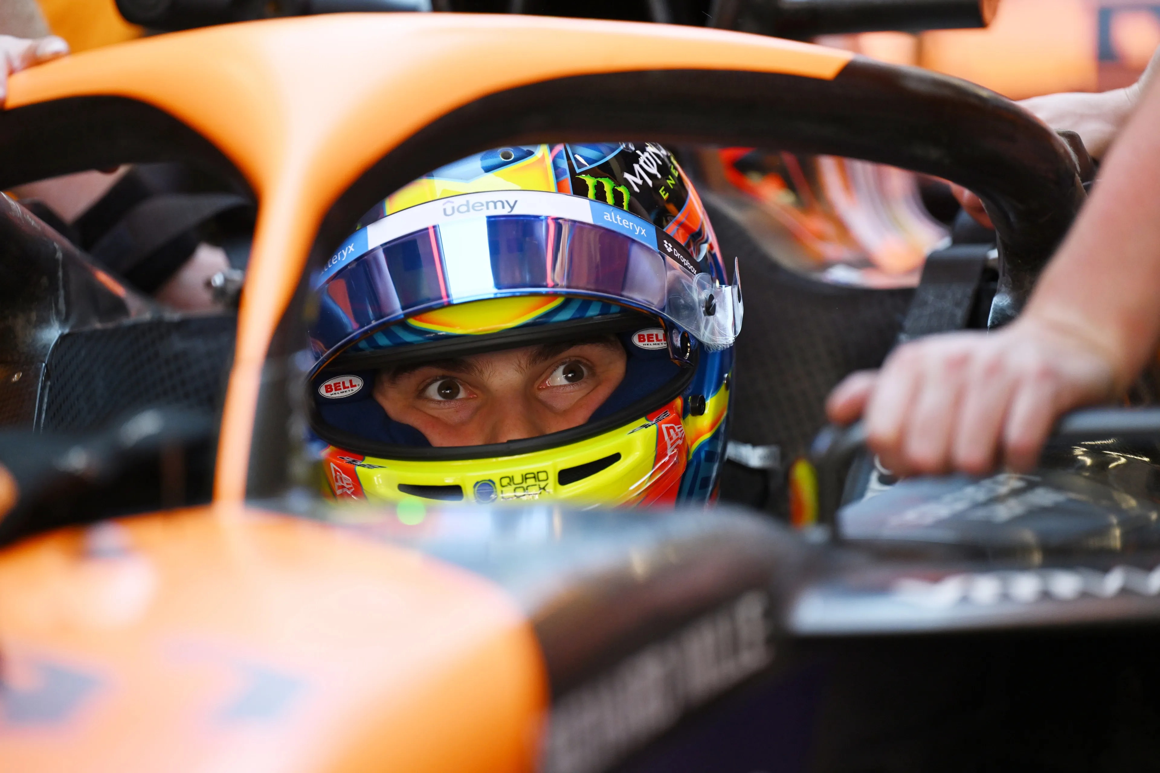 Piastri met zeldzaam emotioneel betoog: 'Dit is beschamend!'