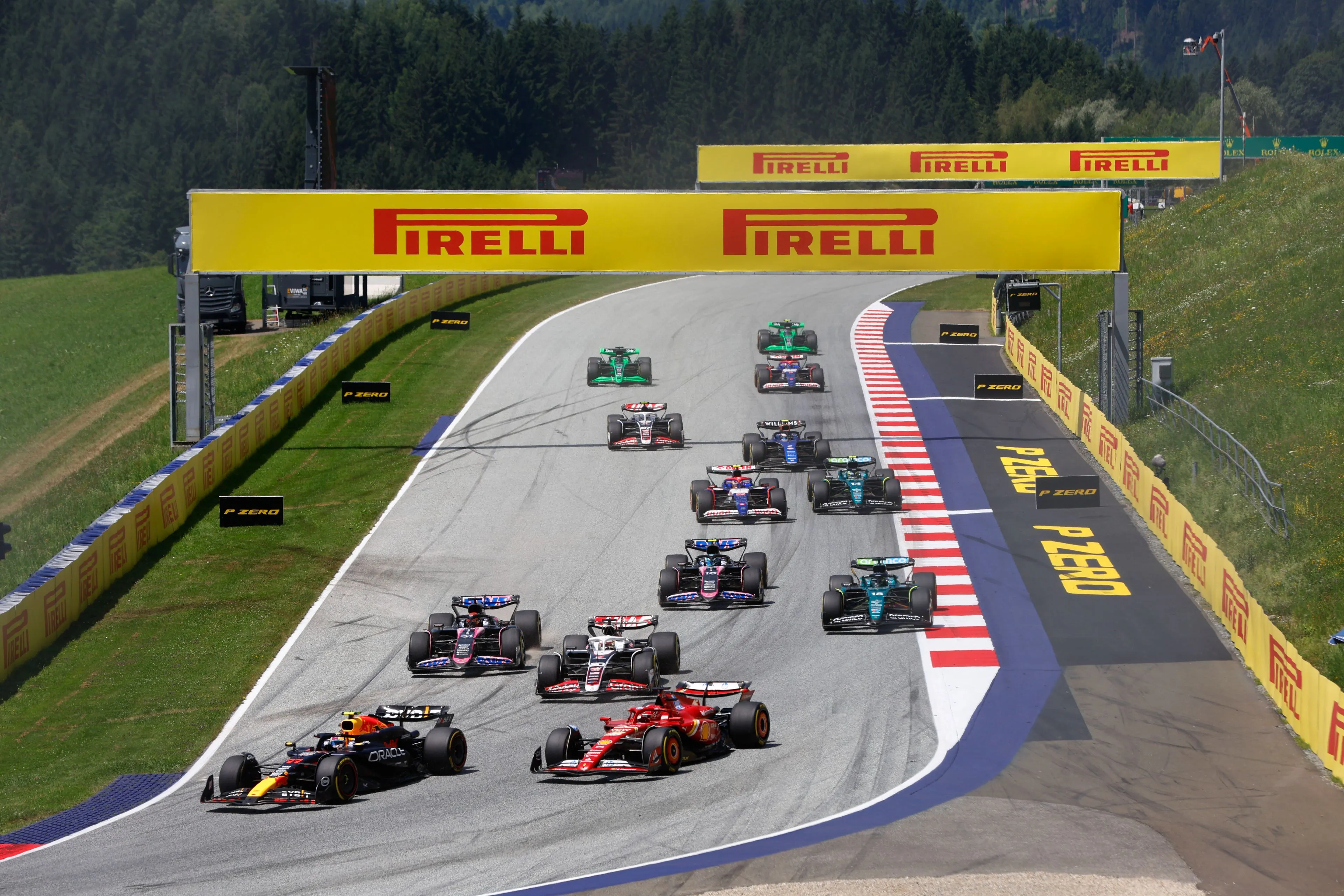 WK-stand | Verstappen loopt ondanks straf uit, Pérez ziet volgende uitdager naderen