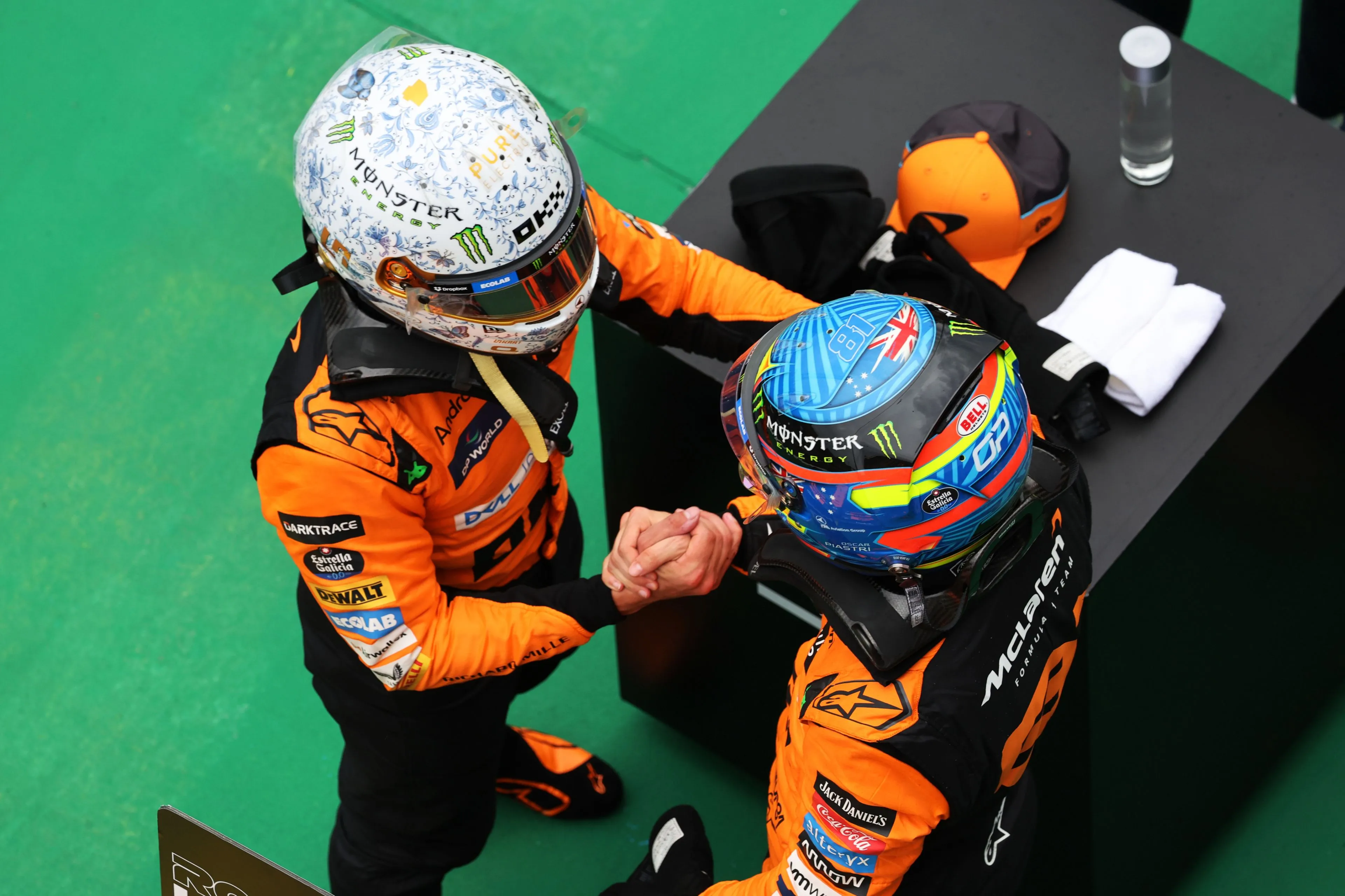 Piastri pakt eerste zege na smeekbede van McLaren, Verstappen verlaat Hongarije met frustraties