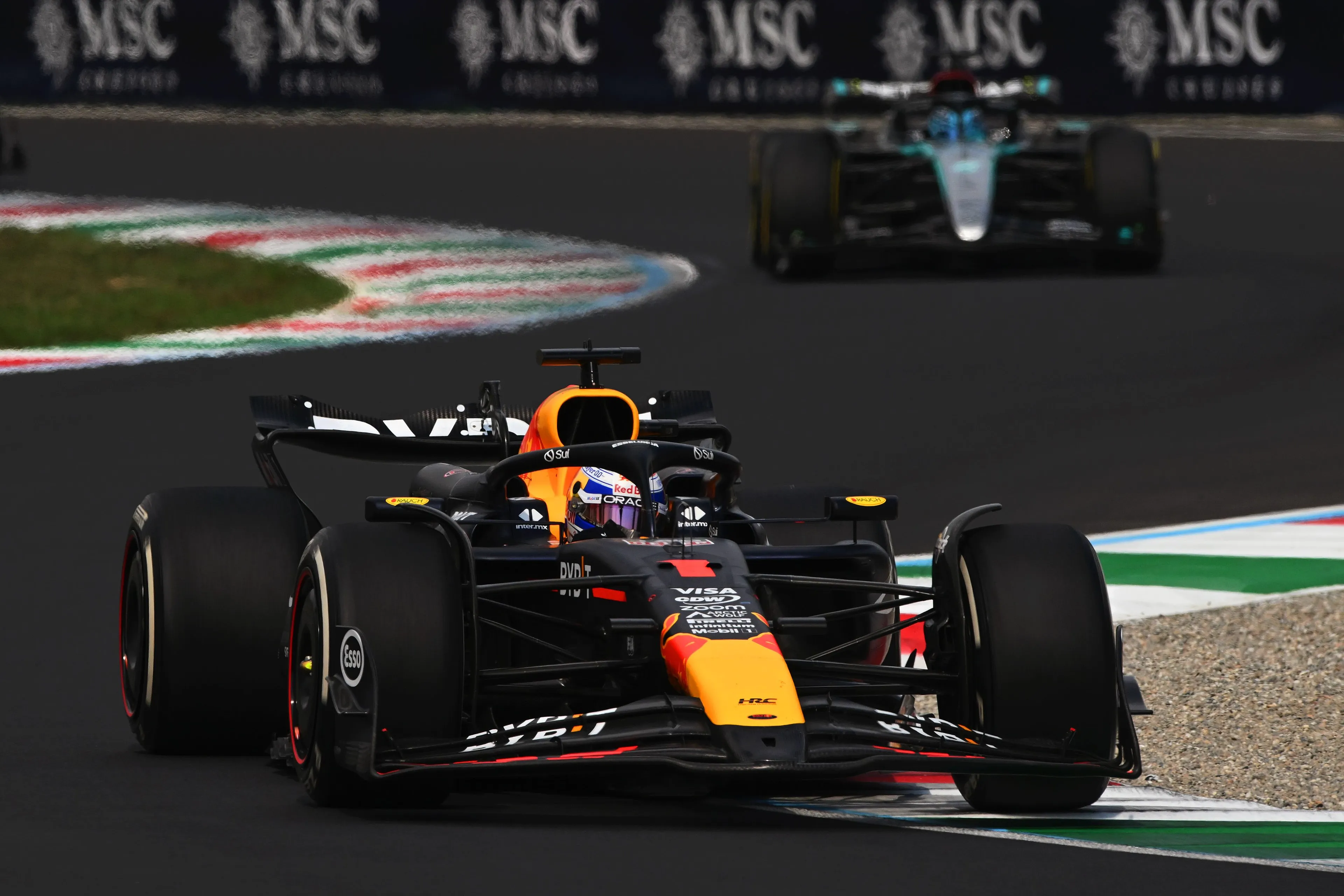 Internationale media schrokken enorm: 'Verstappen is bang geworden voor het monster, de RB20'