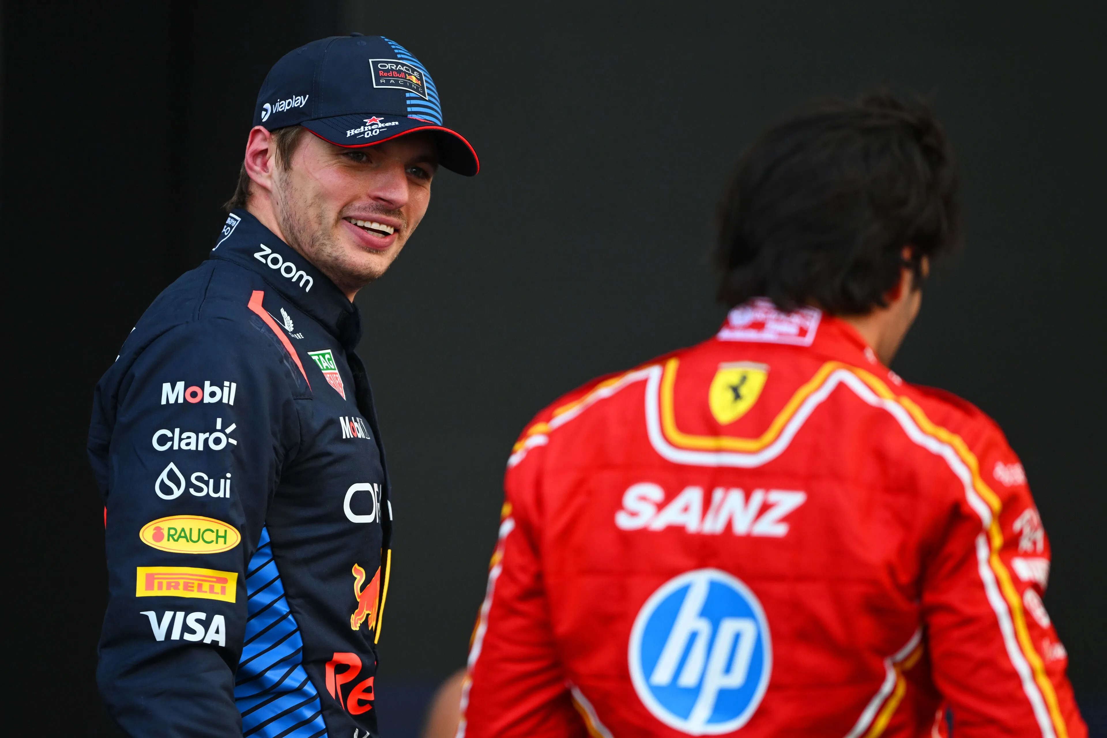 Sainz beschuldigt Red Bull-zusterteam voor rivaliteit met Verstappen: 'Creëerden ze zelf'