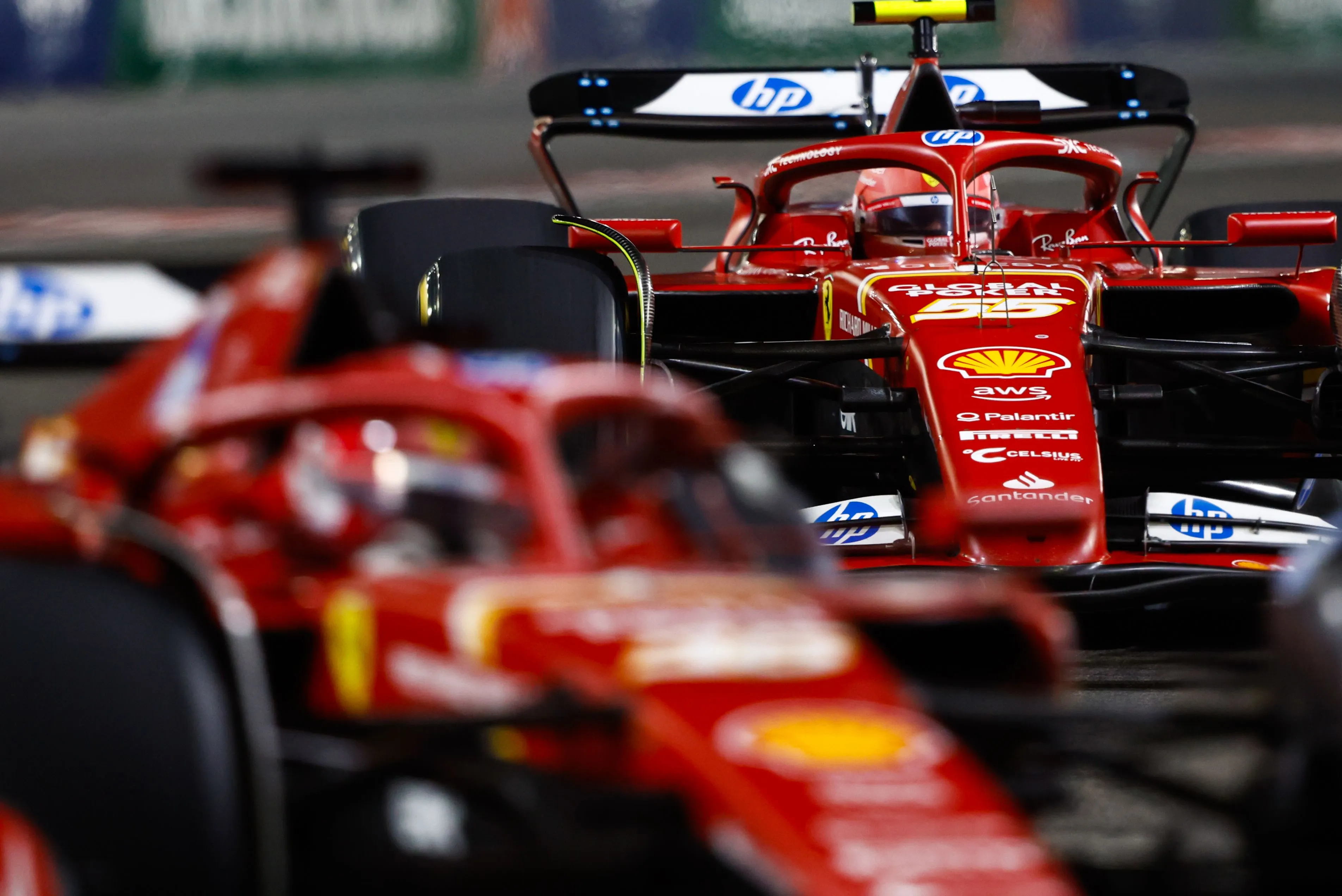 Mol bekijkt ruzie bij Ferrari inclusief genegeerde teamorder: 'Steekt net niet de middelvinger op'