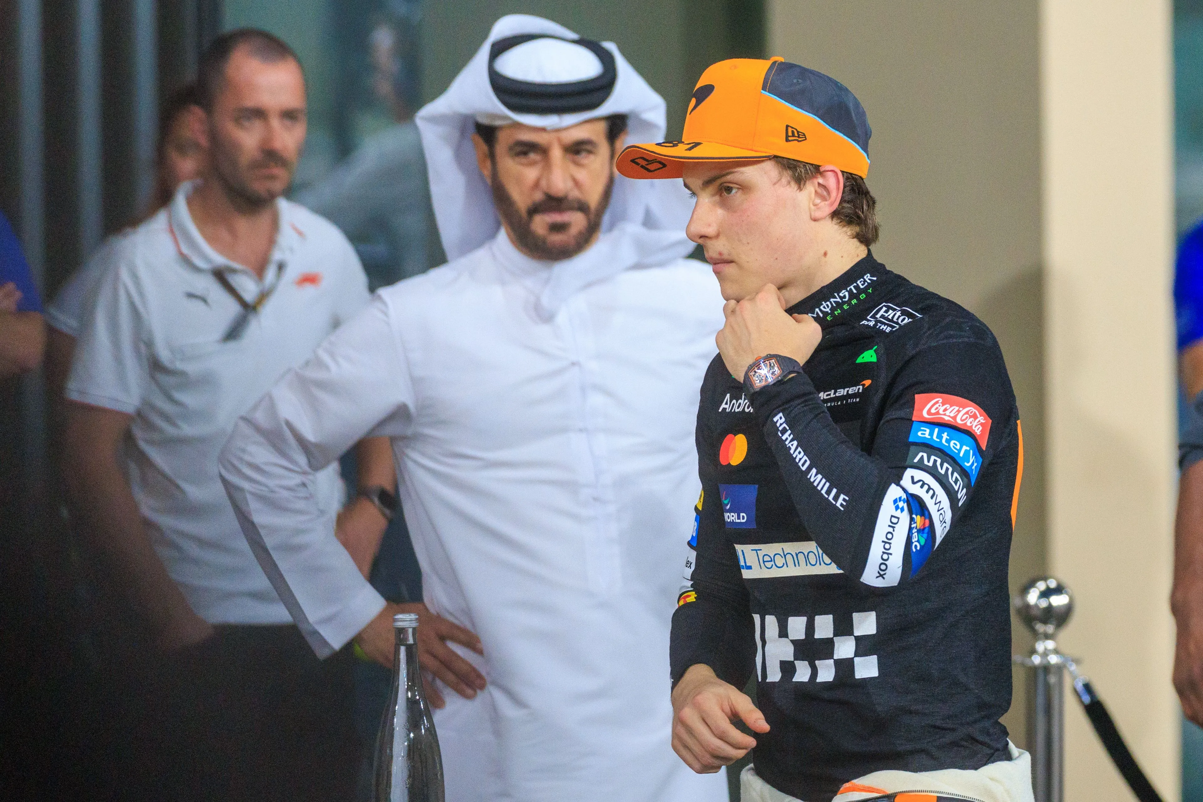 Piastri kan lach niet onderdrukken als hij dezelfde vraag over Hamilton opnieuw krijgt