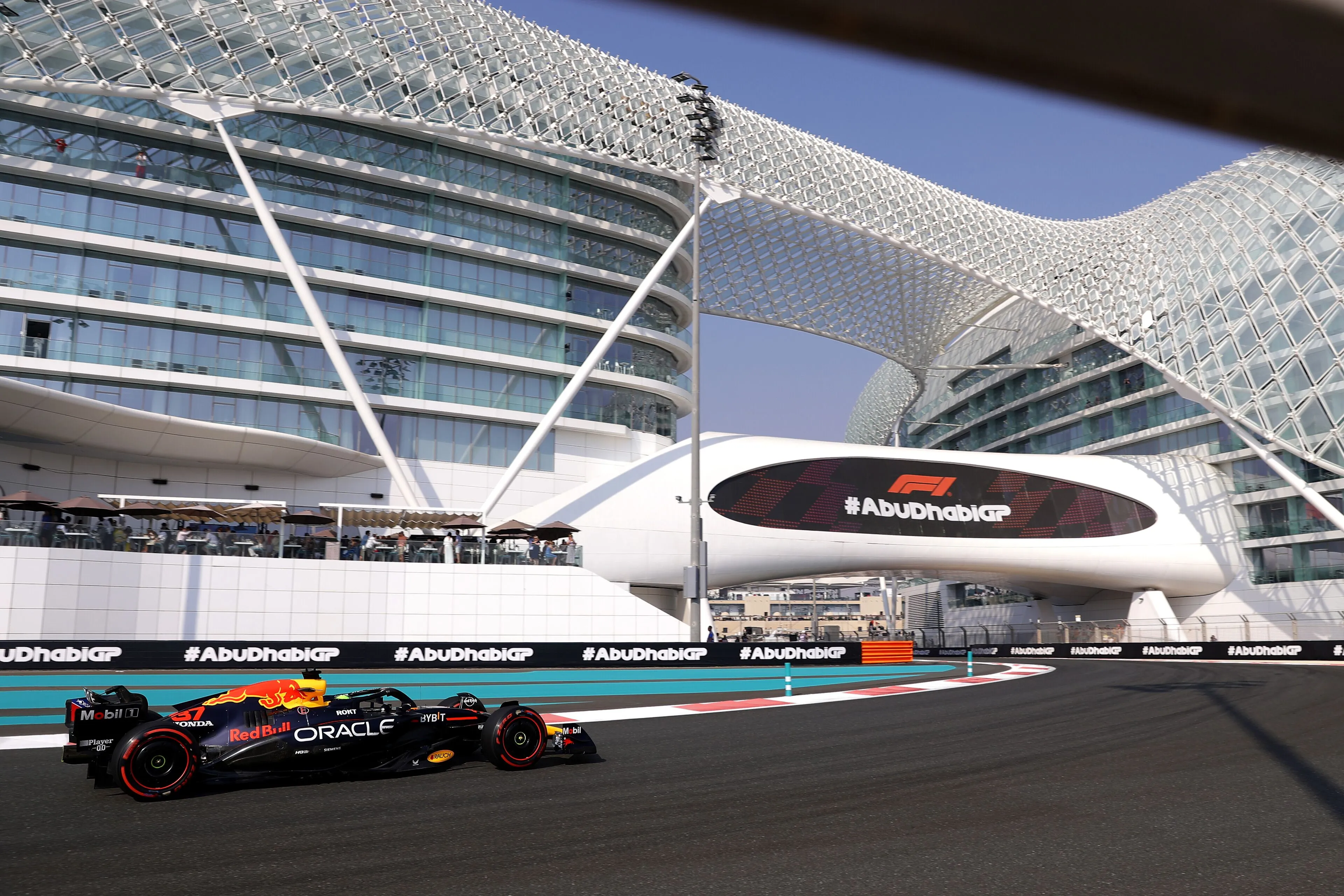 isack hadjar abu dhabi vrijdag 2024 1 red bull racing rb20 1