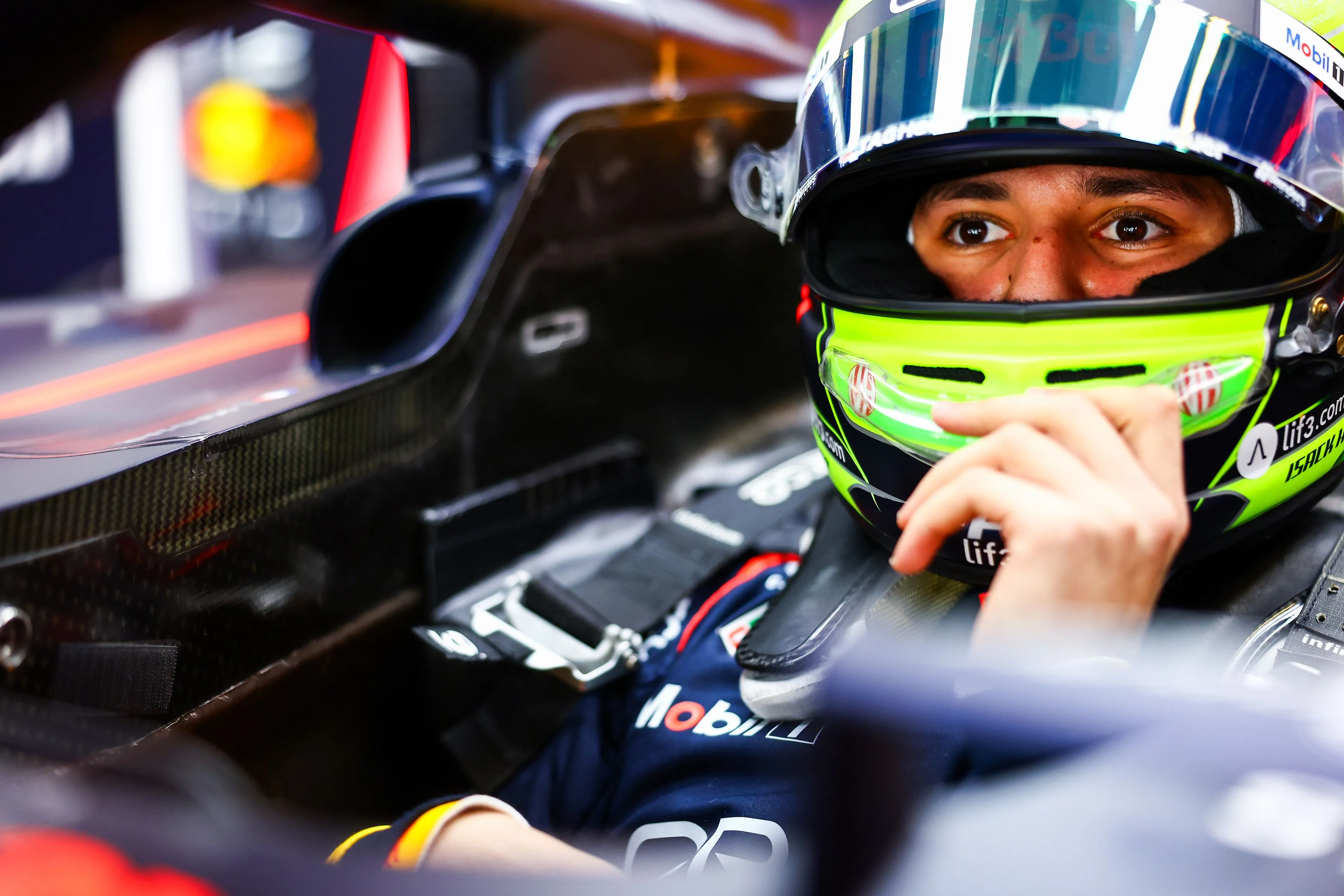 Hadjar: 'Hamilton, Alonso, Verstappen naast je... Dan denk je: shit, wat doe ik hier?'