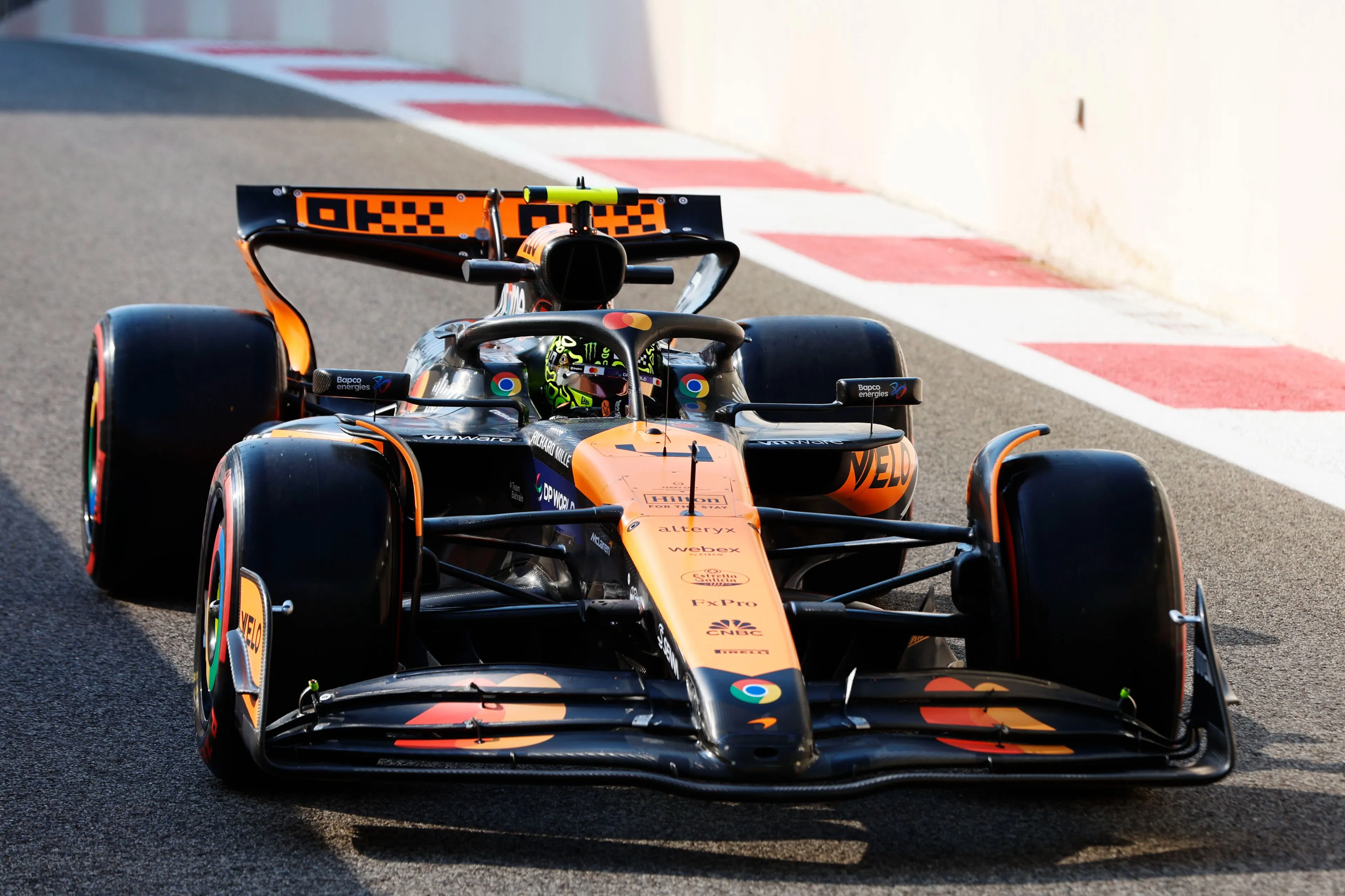 Verstappen verliest poleposition in slotseconden en valt terug, McLaren pakt de eerste rij