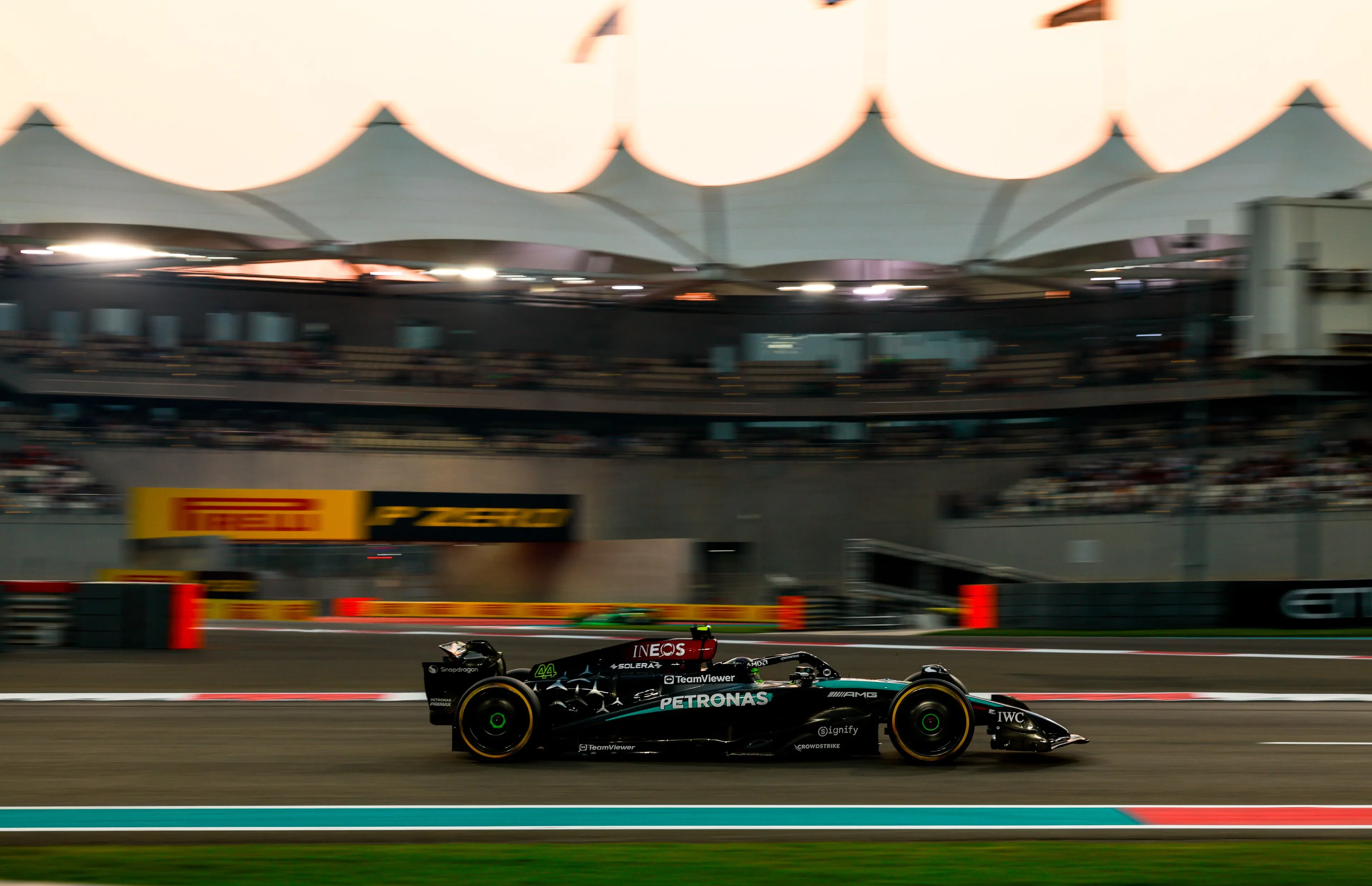 Hamilton heeft genoten van etentje met coureurs: 'Was erg grappig, met George en Max'