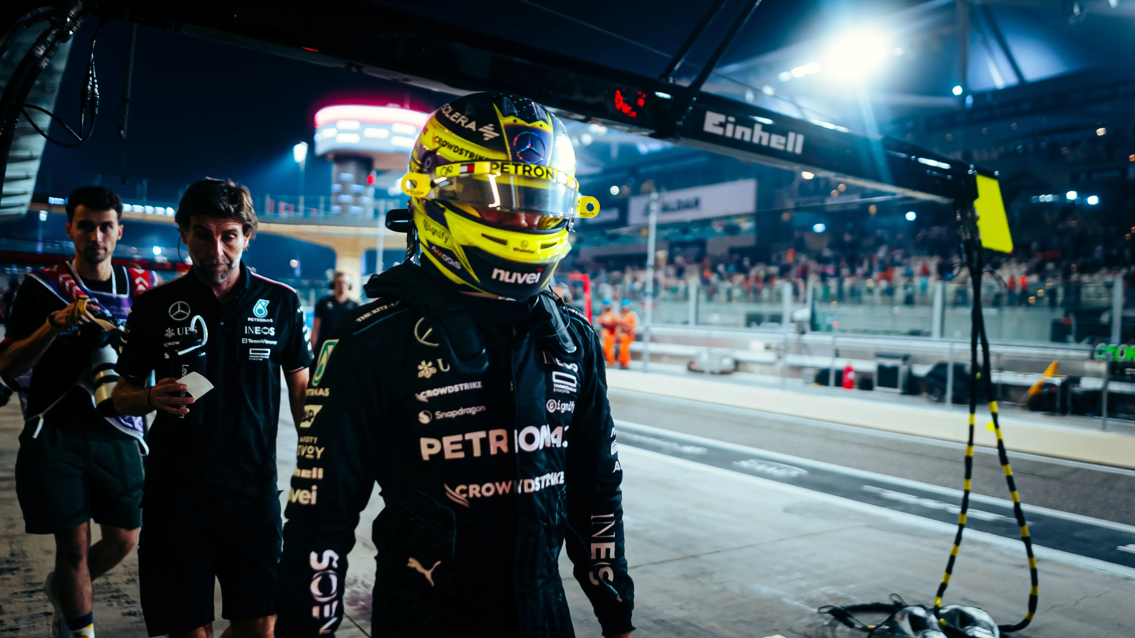 Hamilton had mooie boodschap aan Antonelli: 'Toen vond ik iets ongewoons op de muur'