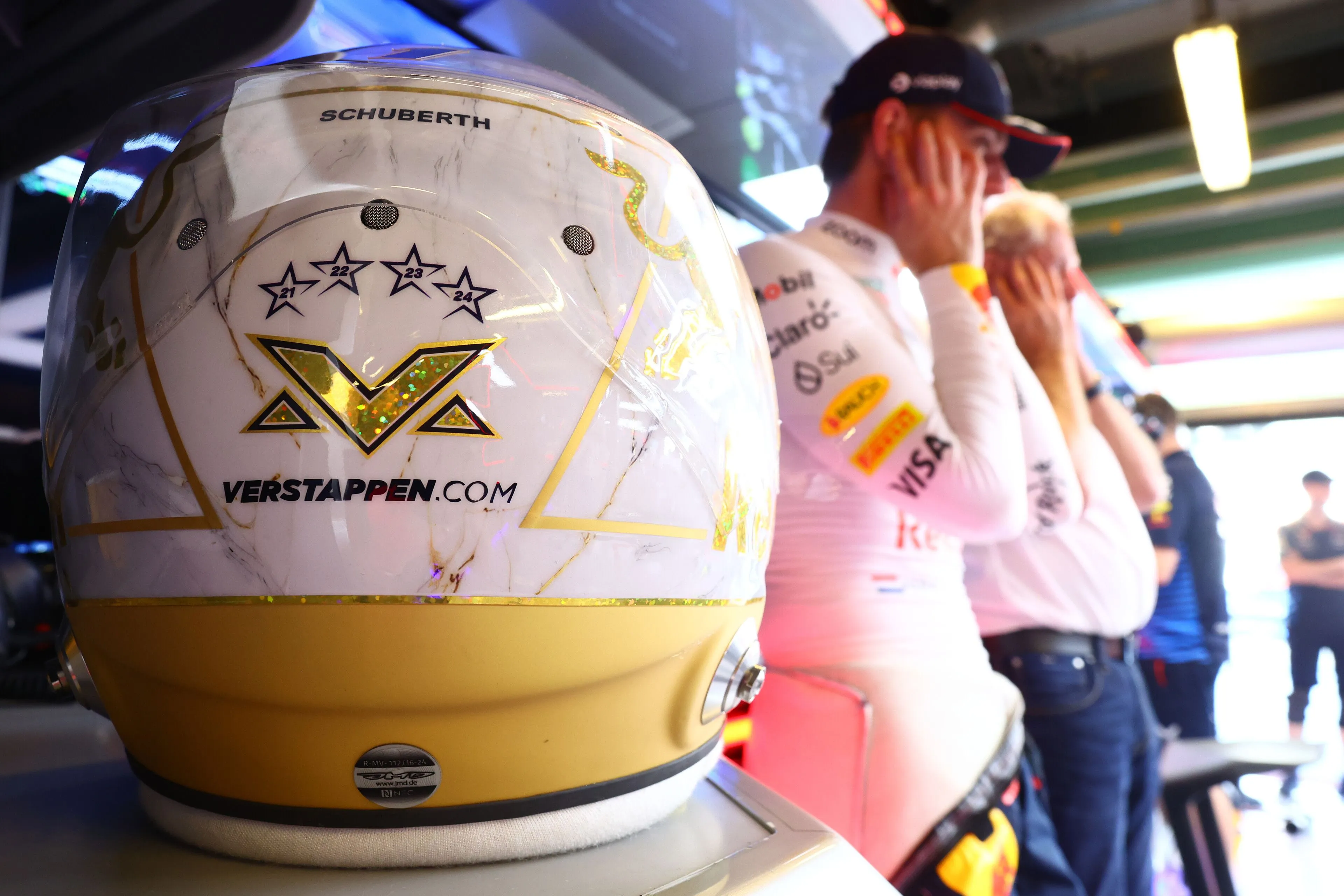 Online rivaal fakkelt Verstappen af na crash: 'Verwend nest dat niets zou zijn zonder zijn vader'