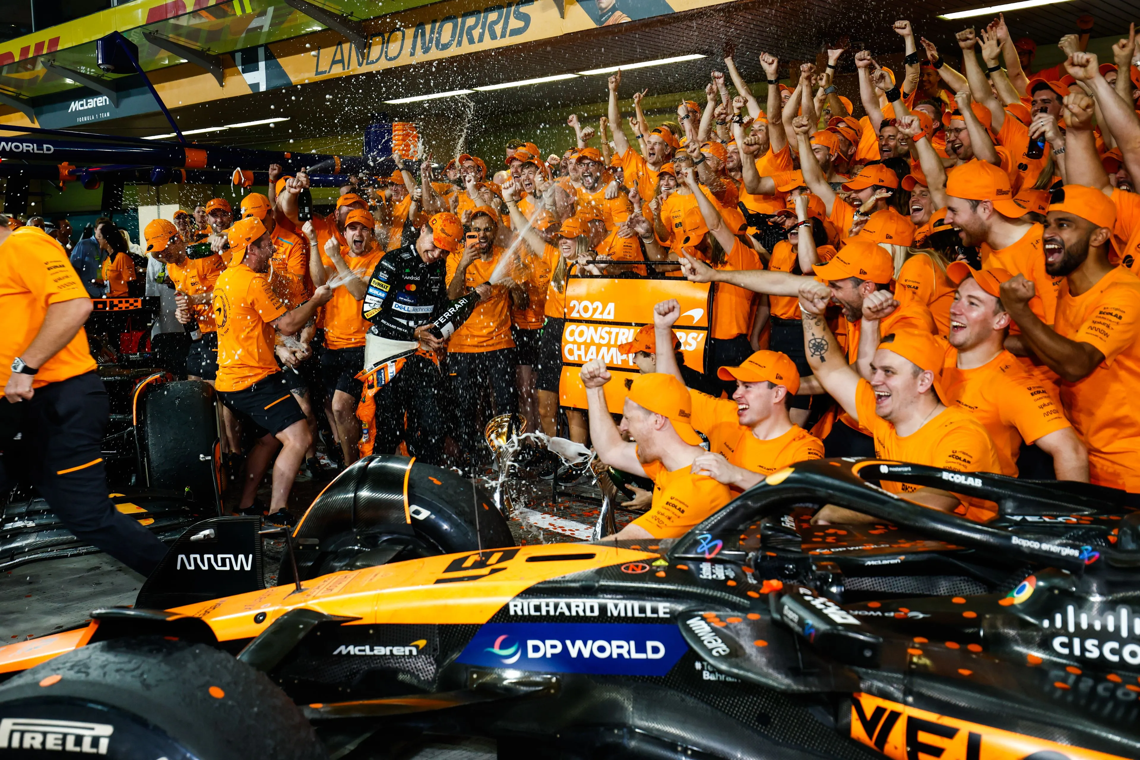 Oud F1-coureur zag hoe Verstappen het allemaal alleen moest doen: 'Daar mag McLaren Pérez voor bedanken'