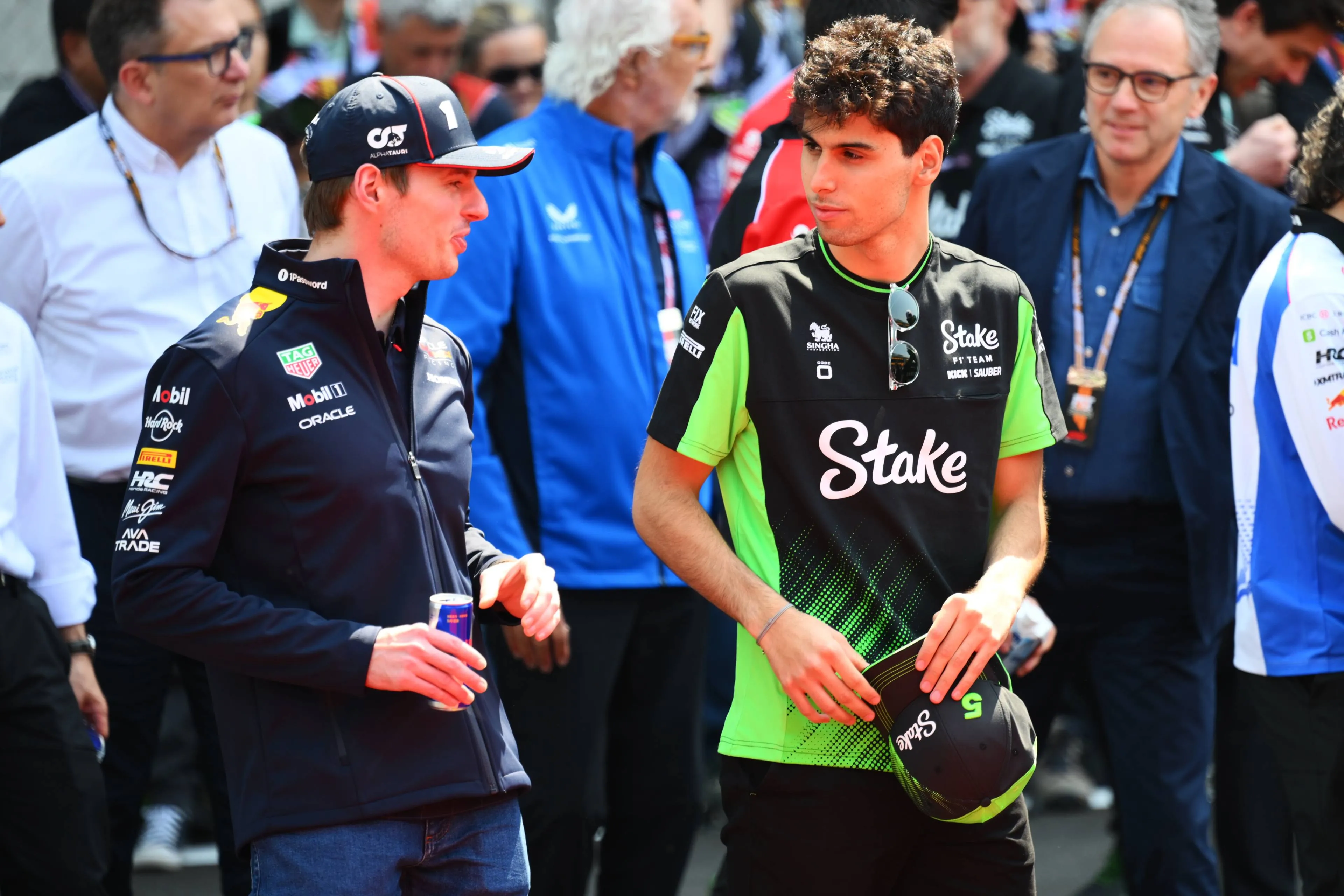 Verstappen mentor voor F1-collega: 'Hij vroeg wat hij moest ondertekenen'