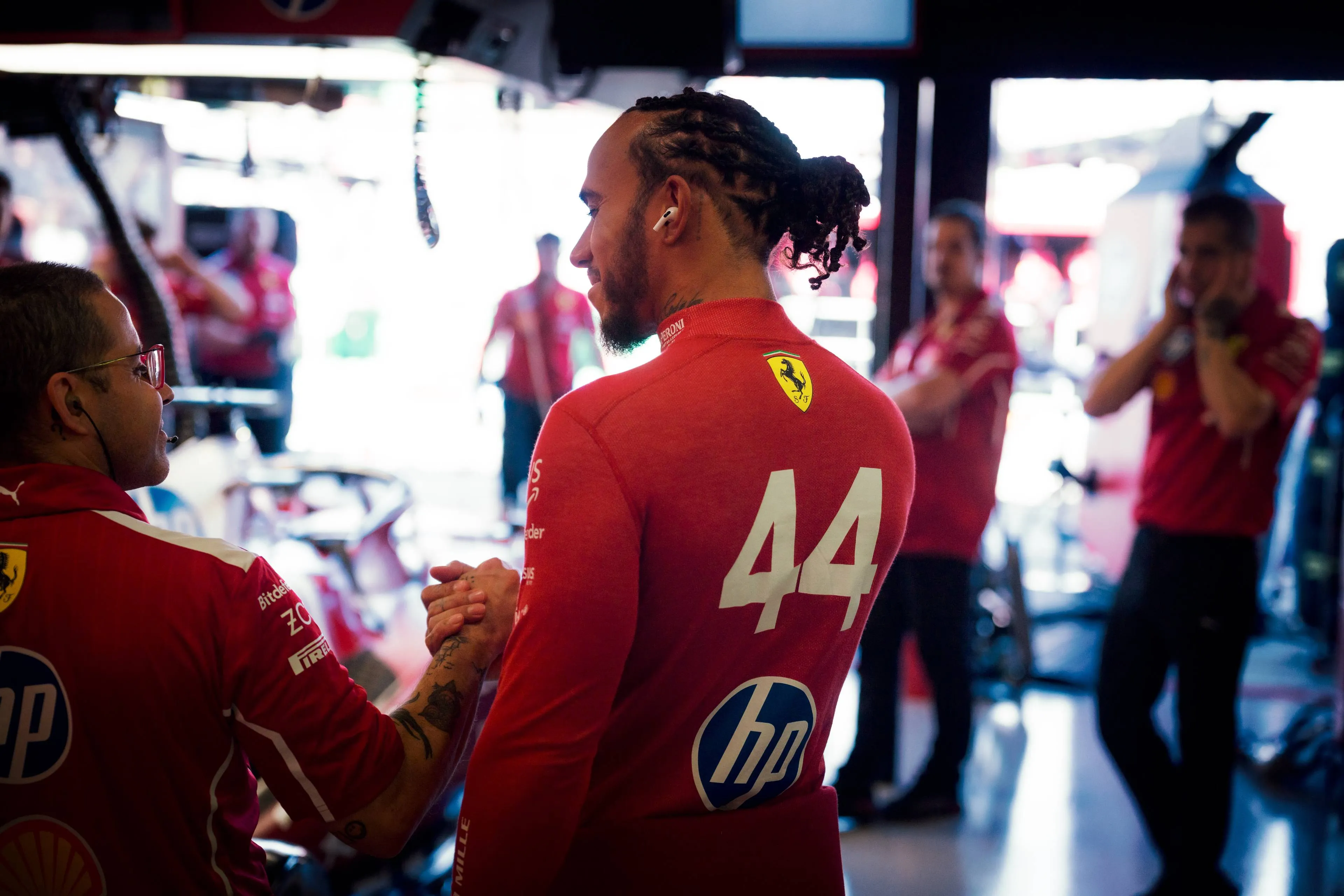 Hamilton geschrokken van Ferrari: 'Niet verwacht dat we er zo ver naast zouden zitten'