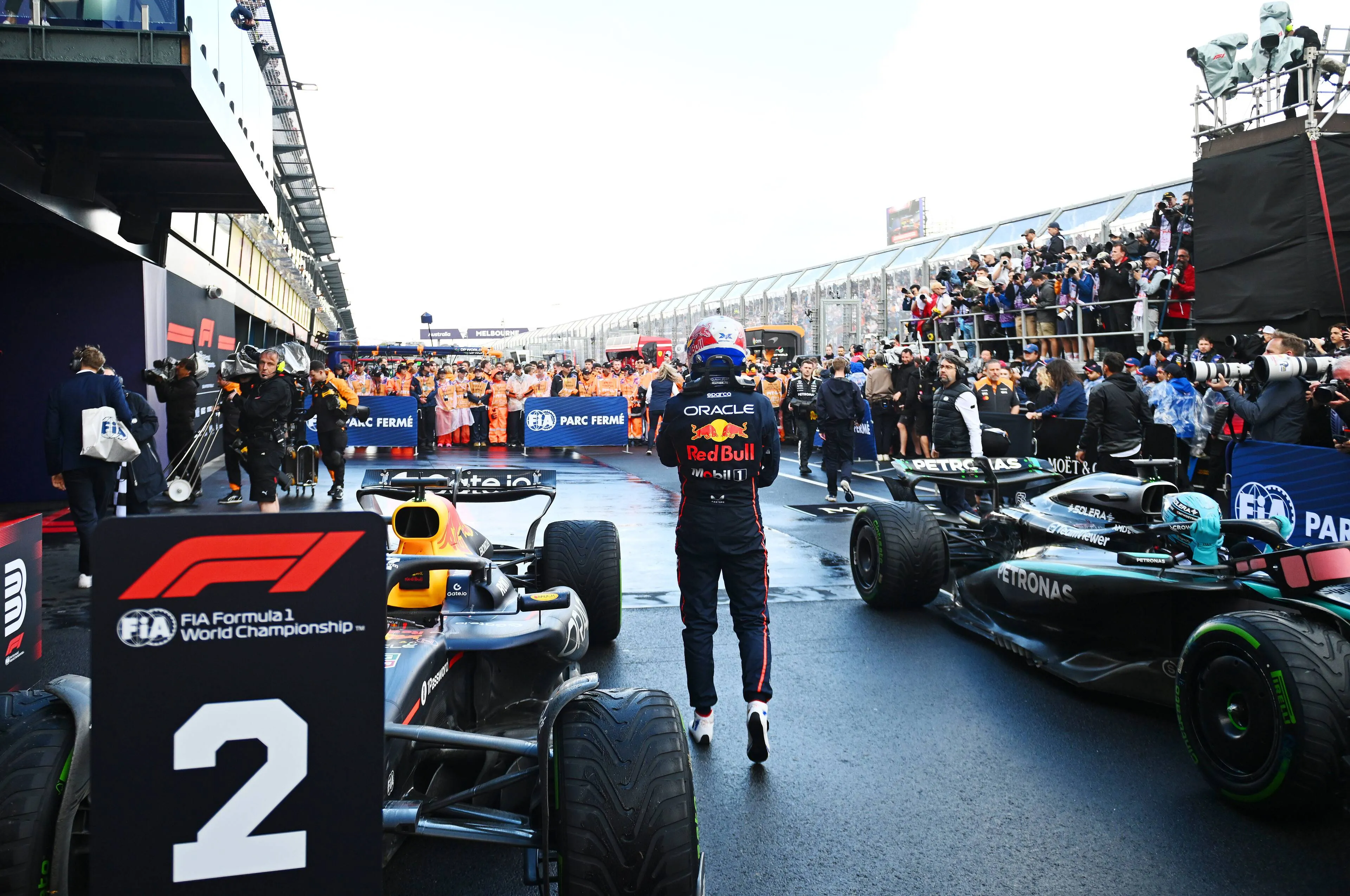 De race van Verstappen | Lambiase schreeuwde nog net niet van de stress: 'Nú, nú naar binnen!'