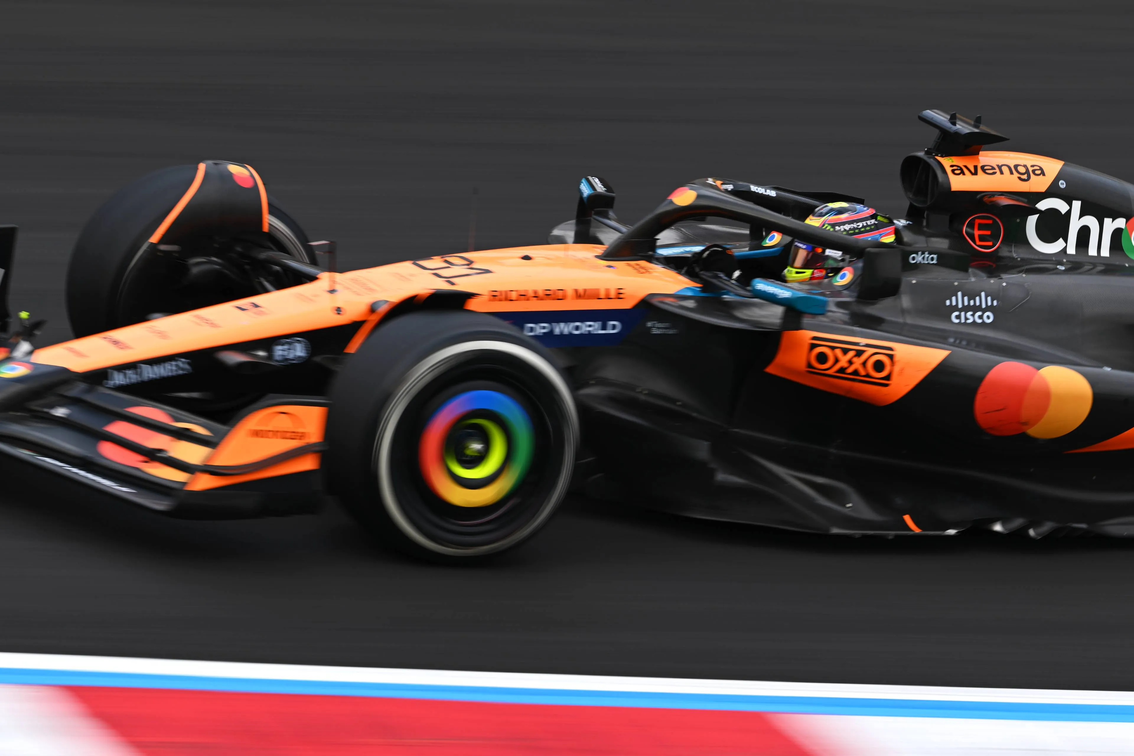 Piastri topt chaotische oefensessie, Verstappen eindigt in weinig representatieve training op P8