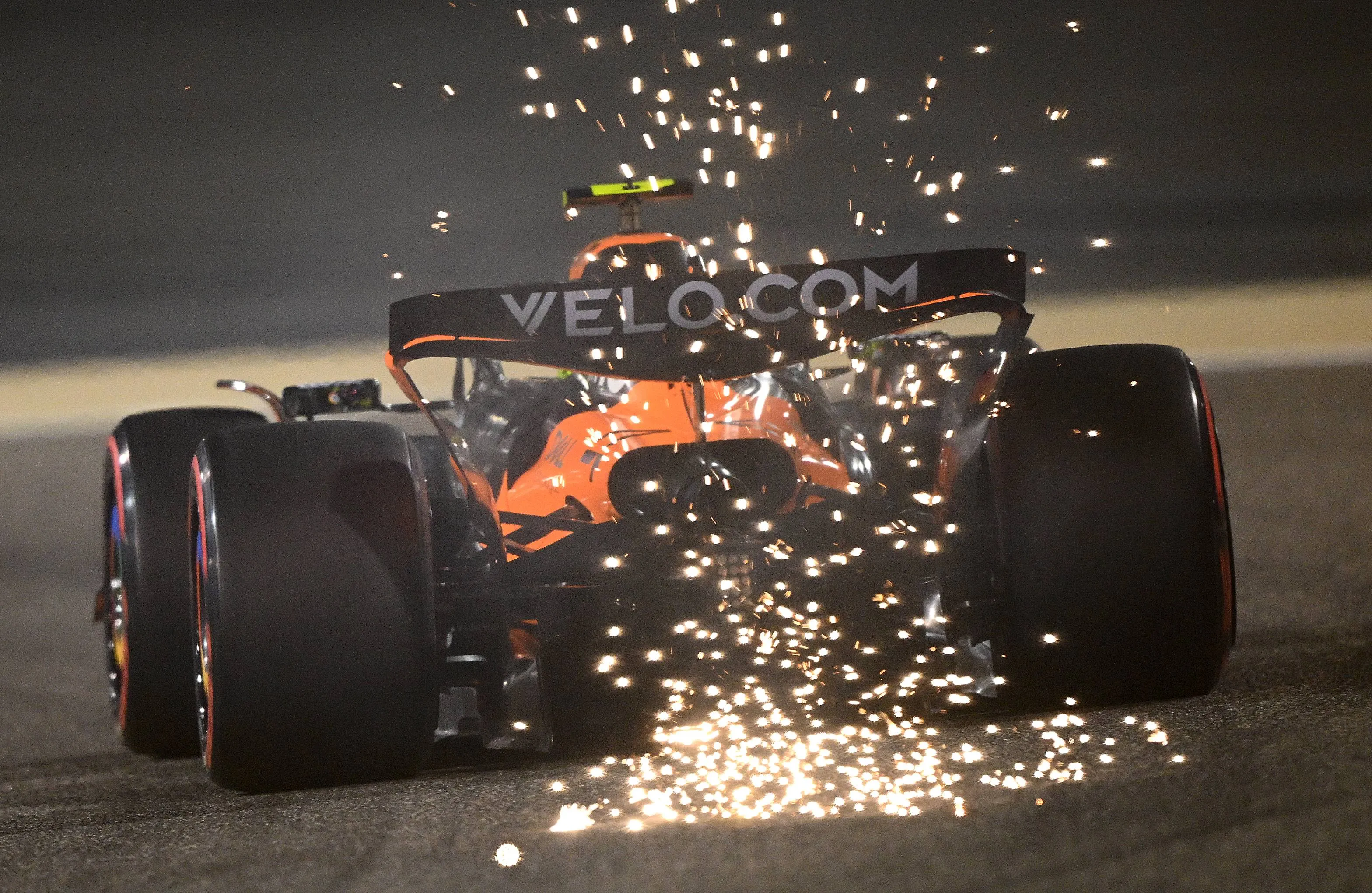 Norris houdt zich van de domme na crash en gaat in op positie Verstappen: 'Heeft het makkelijk'