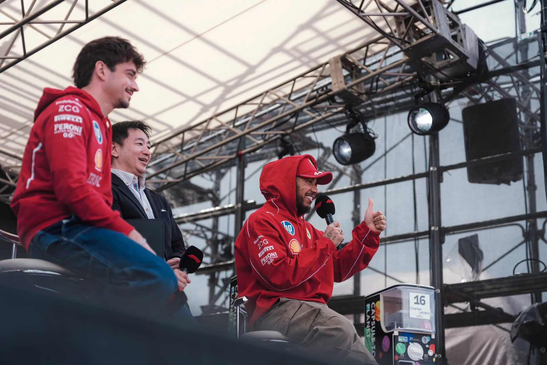 Leclerc hoopt op podiumplaats: 'Zal gaan tussen Mercedes, mijzelf en Verstappen'