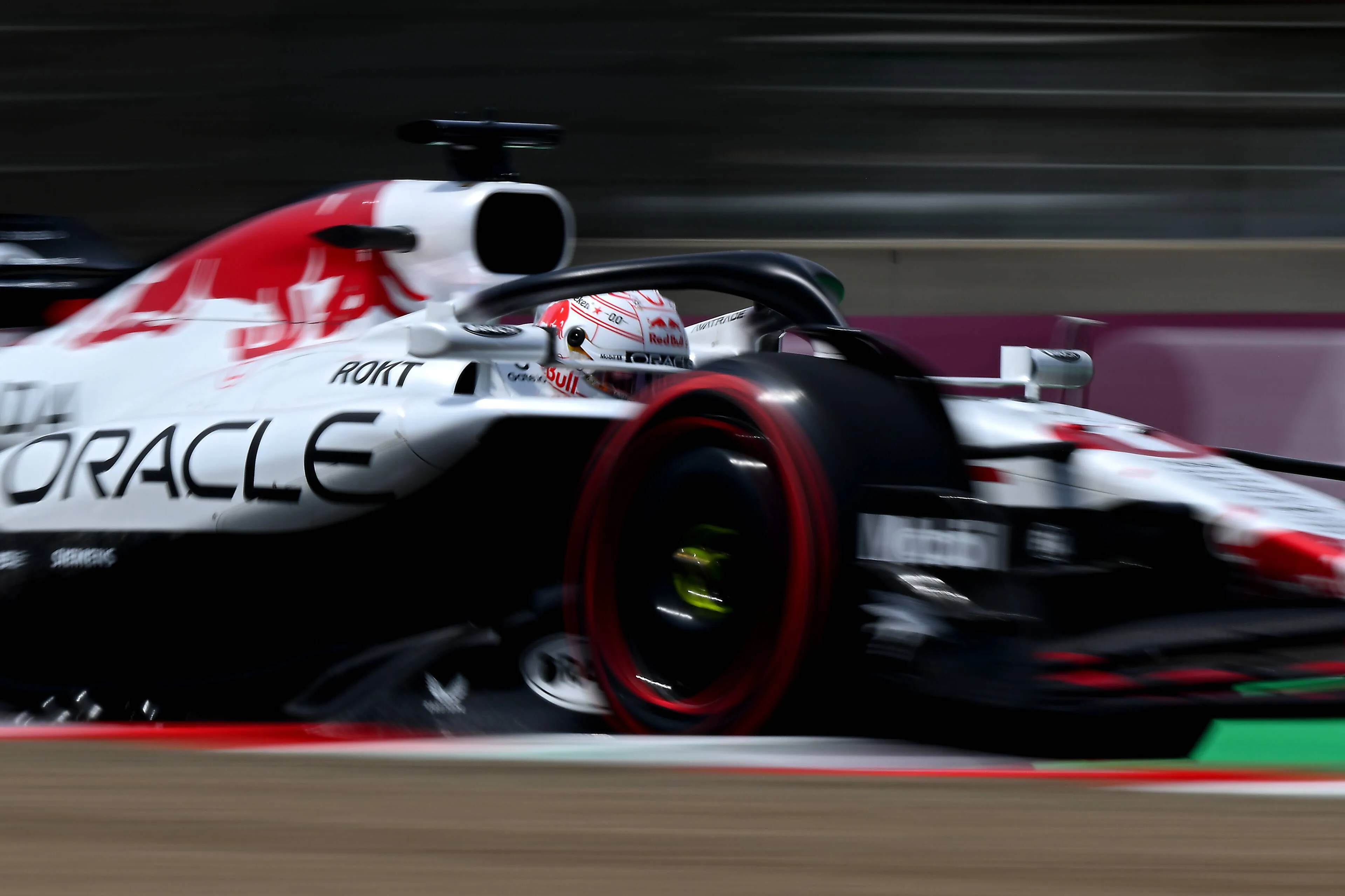 Verstappen betovert Suzuka met magische poleposition en laat McLaren achter zich