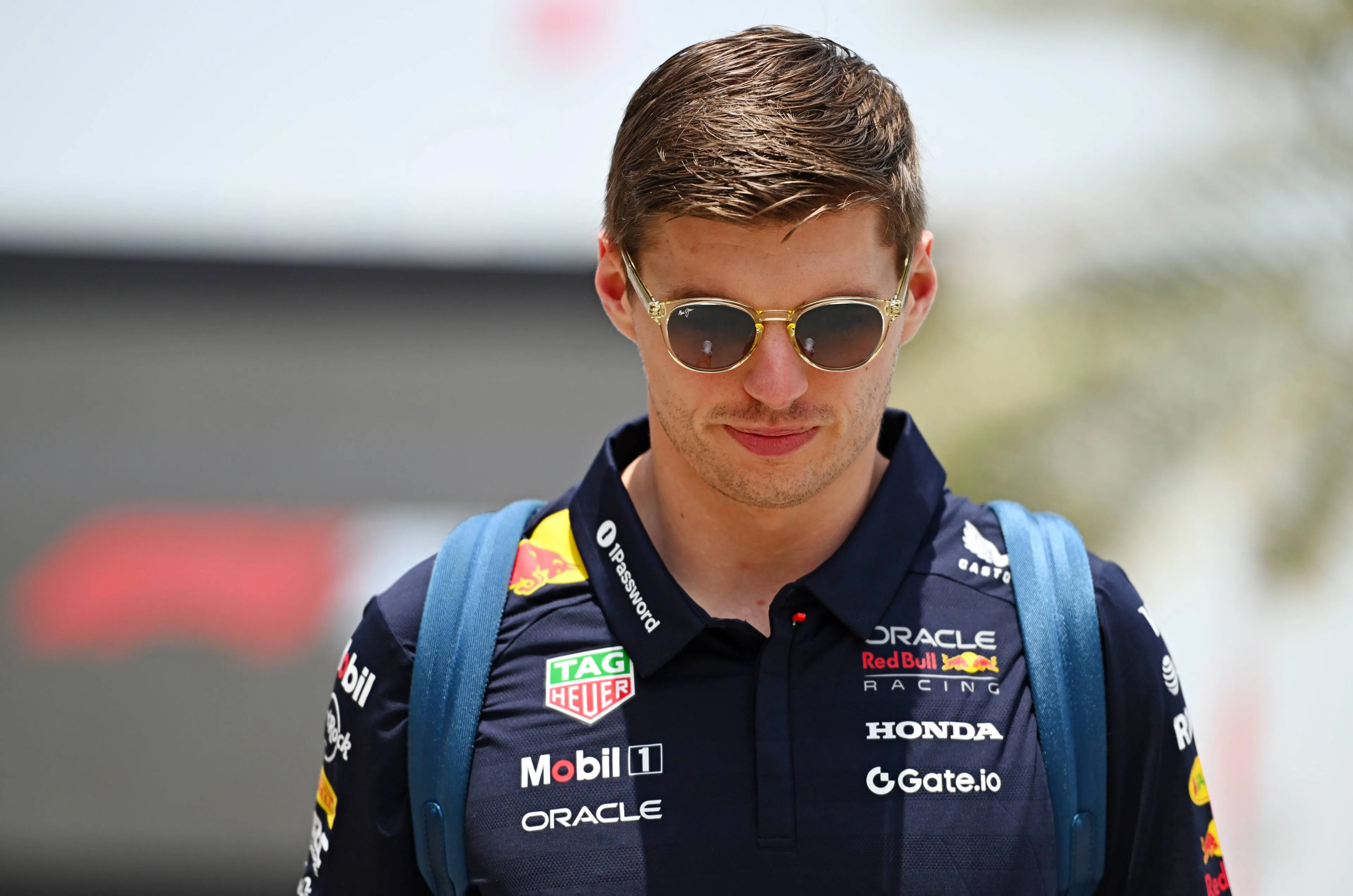 max verstappen donderdag bahrein 2025 red bull 1 zonnebril 1