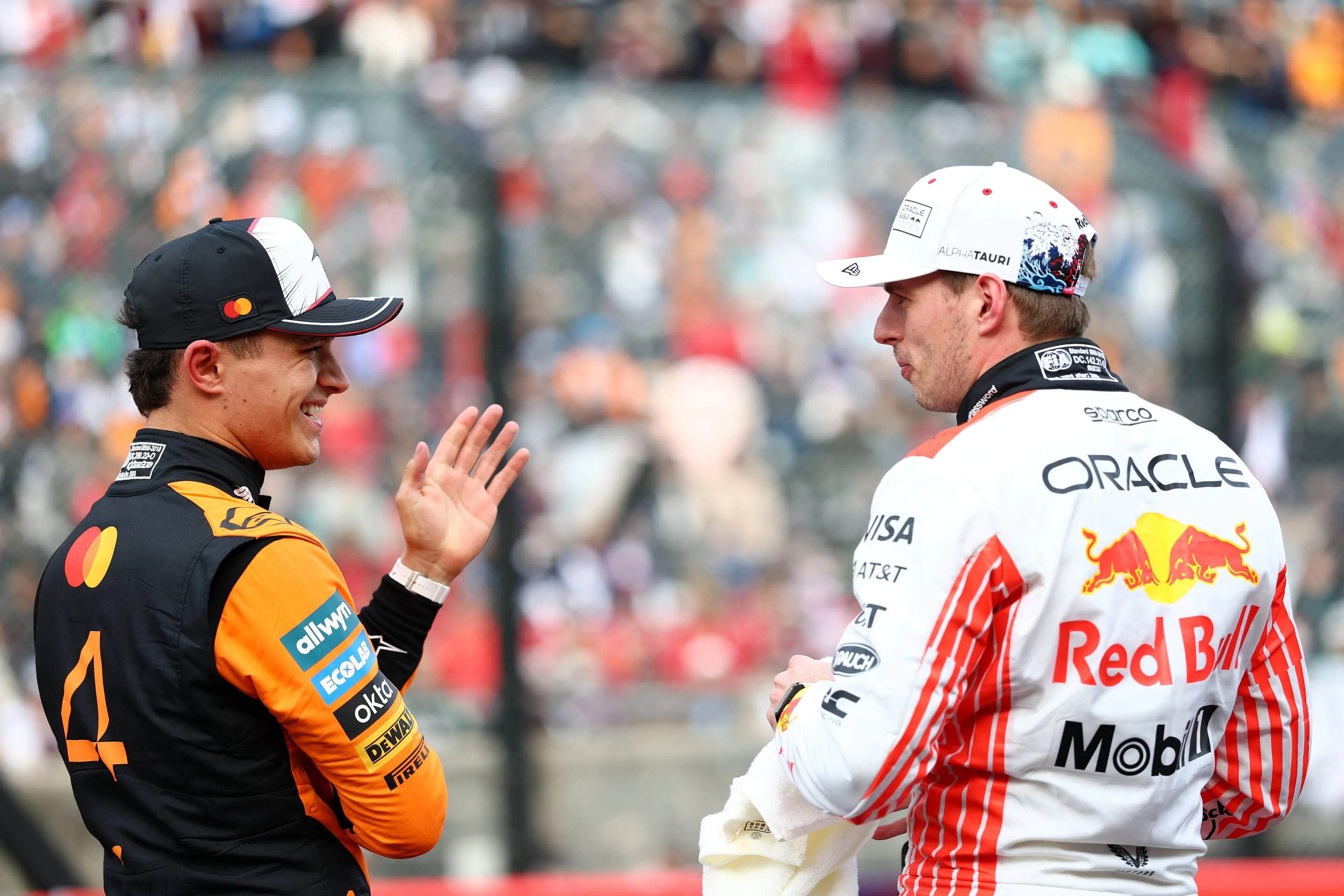 Ondertussen in F1 | Verstappen lacht om momentje met Norris