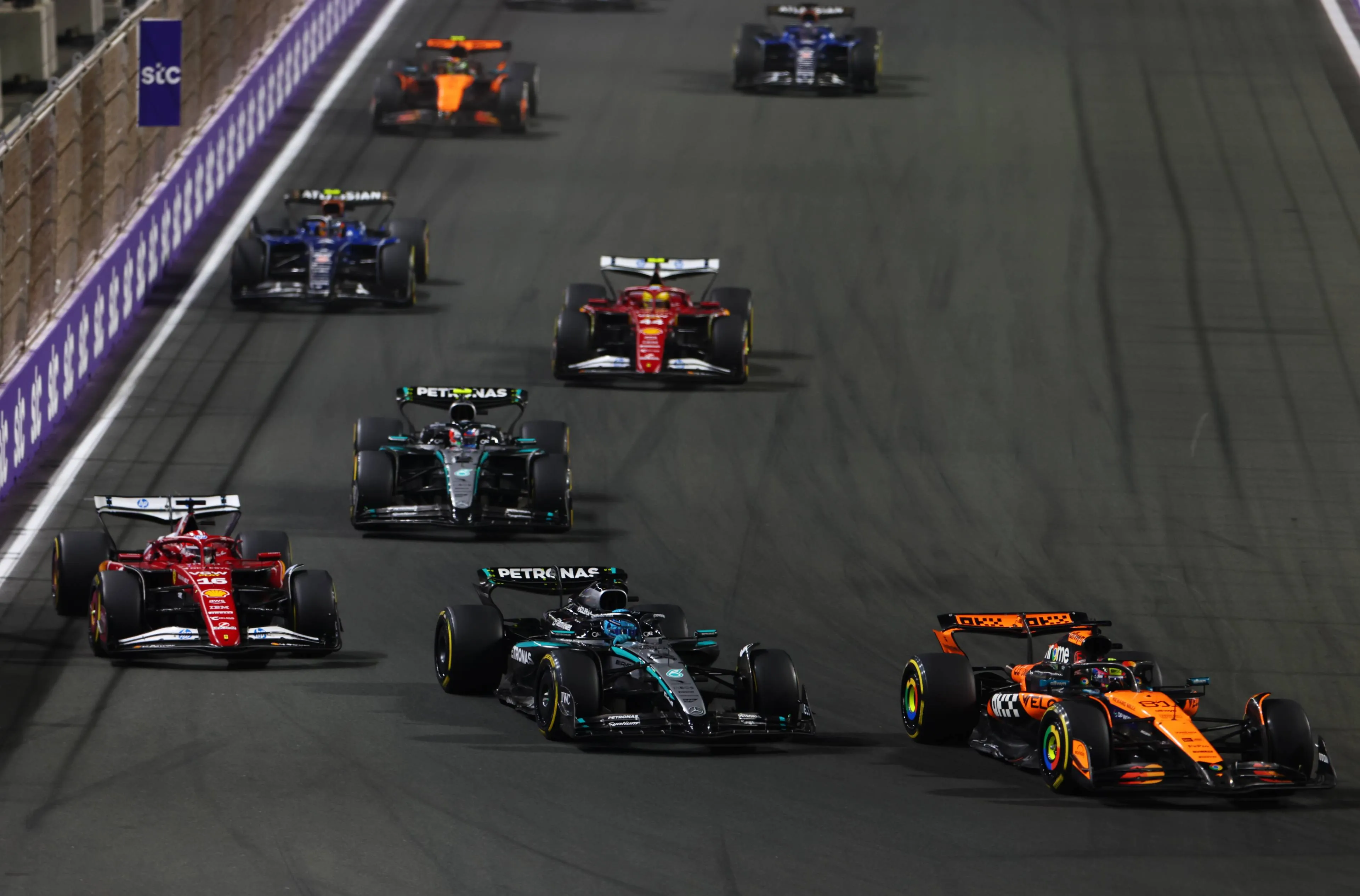 mclaren oscar piastri ferrari lewis hamilton charles leclerc mercedes george russell andrea kimi antonelli gp saoedi arabie 2025 zondag