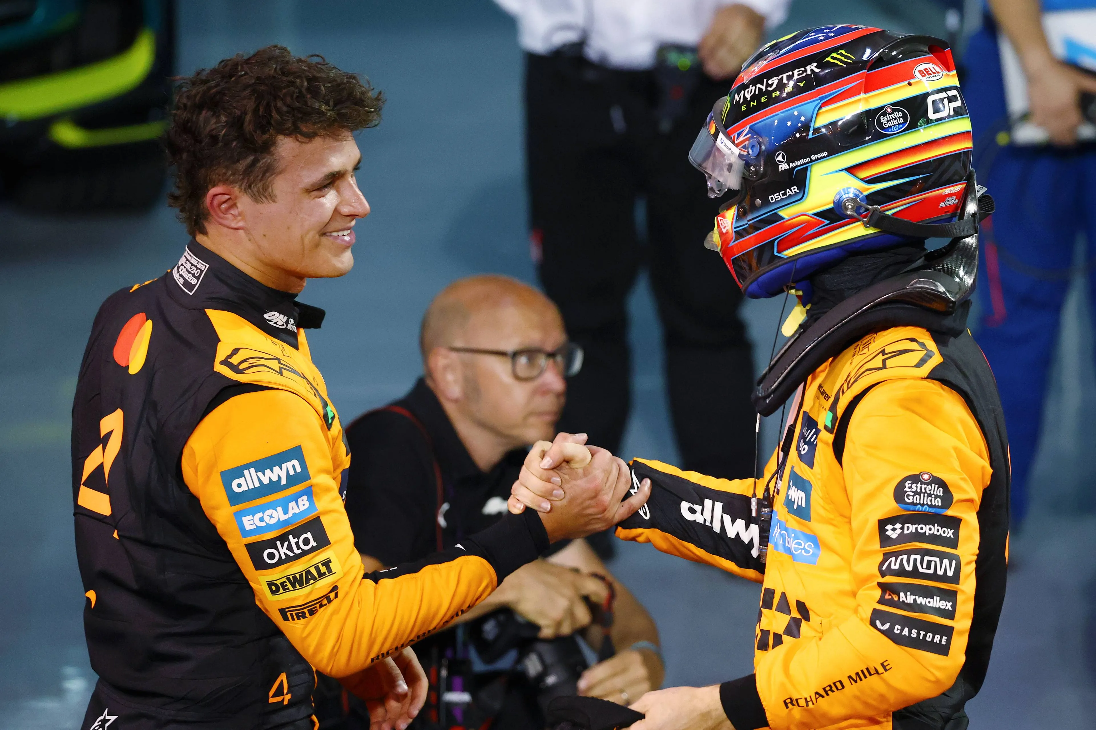 WK-stand | McLaren-coureurs staan bijna gelijk, Verstappen beperkt de schade voor cruciale regelwijziging