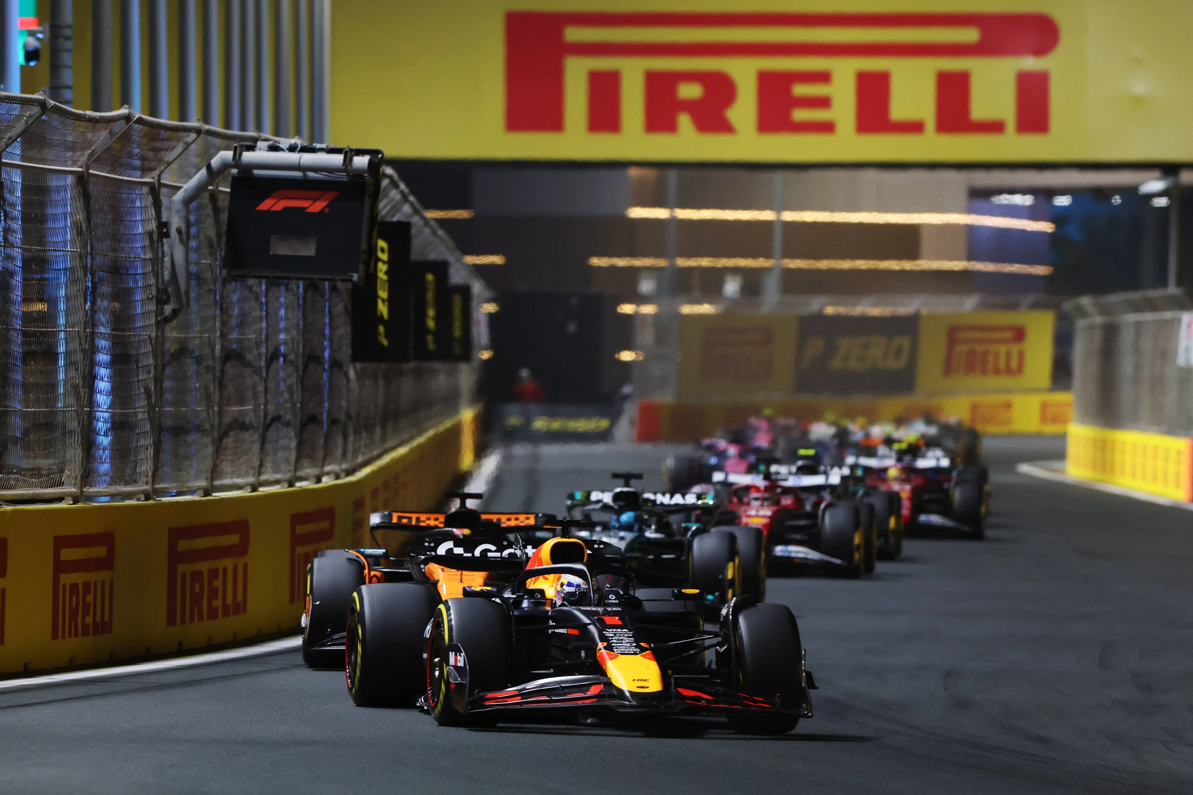 Duits medium: 'Dat was mogelijk, als Verstappen zijn positie op reglementaire wijze had verdedigd'