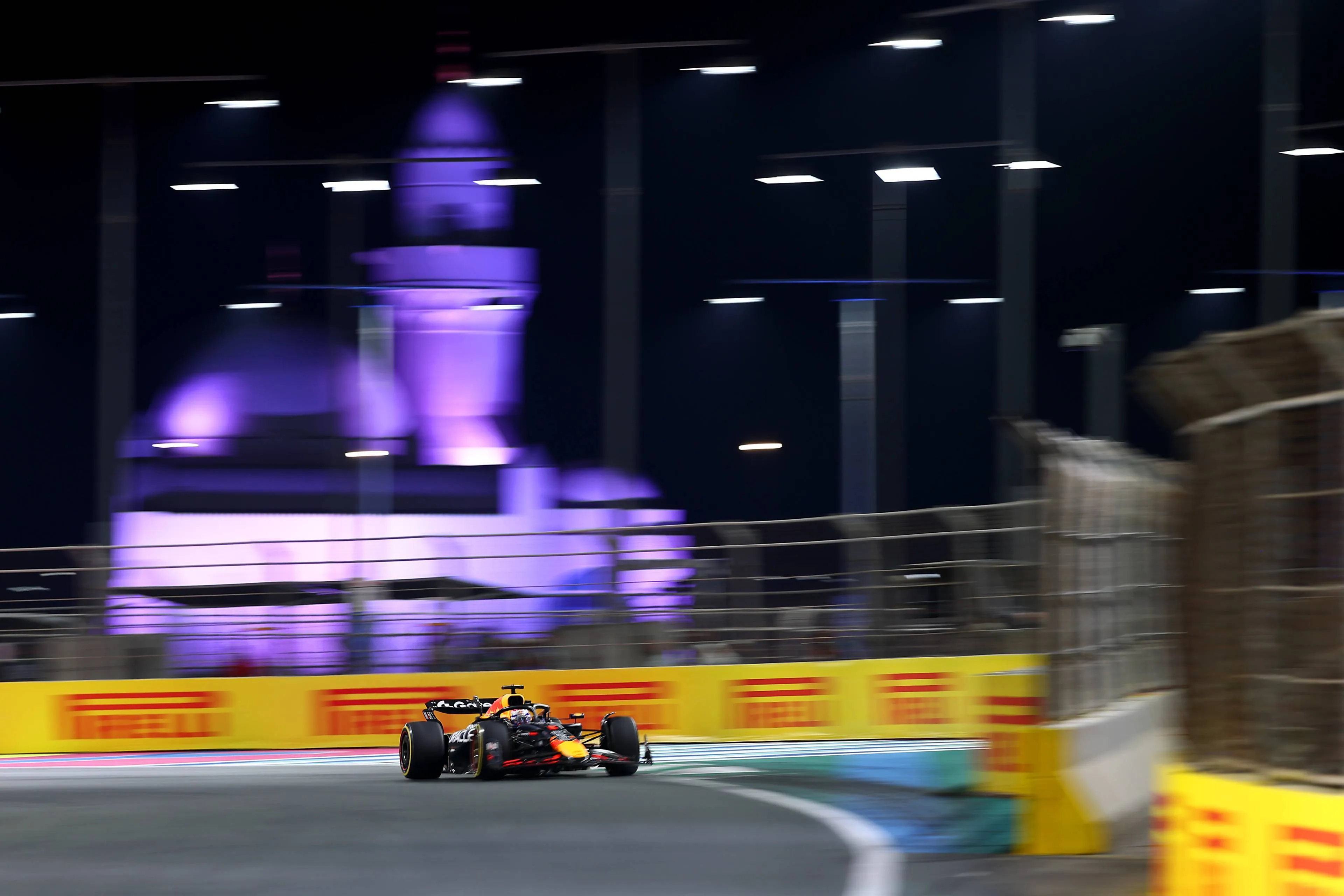 De race van Verstappen | Lambiase vreest voor taalgebruik, Verstappen cynisch: 'Dit boeit me niet'