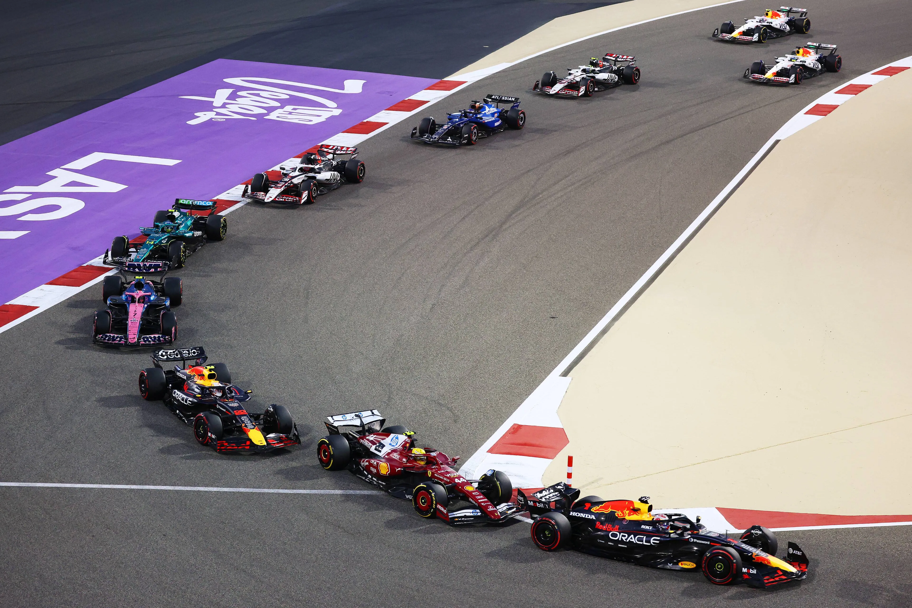 Boordradio's GP Bahrein | Problemen bij pitstop Red Bull: 'Het licht knipperde geel!'