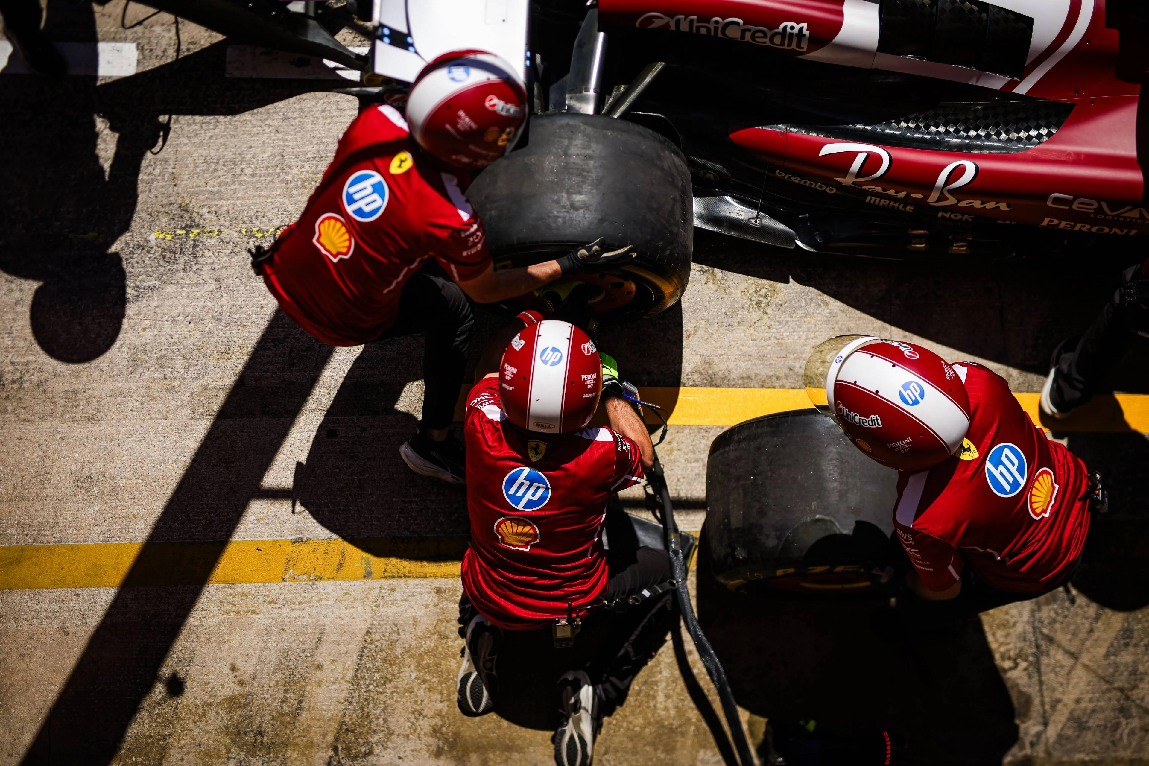 Ferrari krijgt keiharde kritiek na bizarre keuzes: 'Verstappen zou zich dat niet laten vertellen'