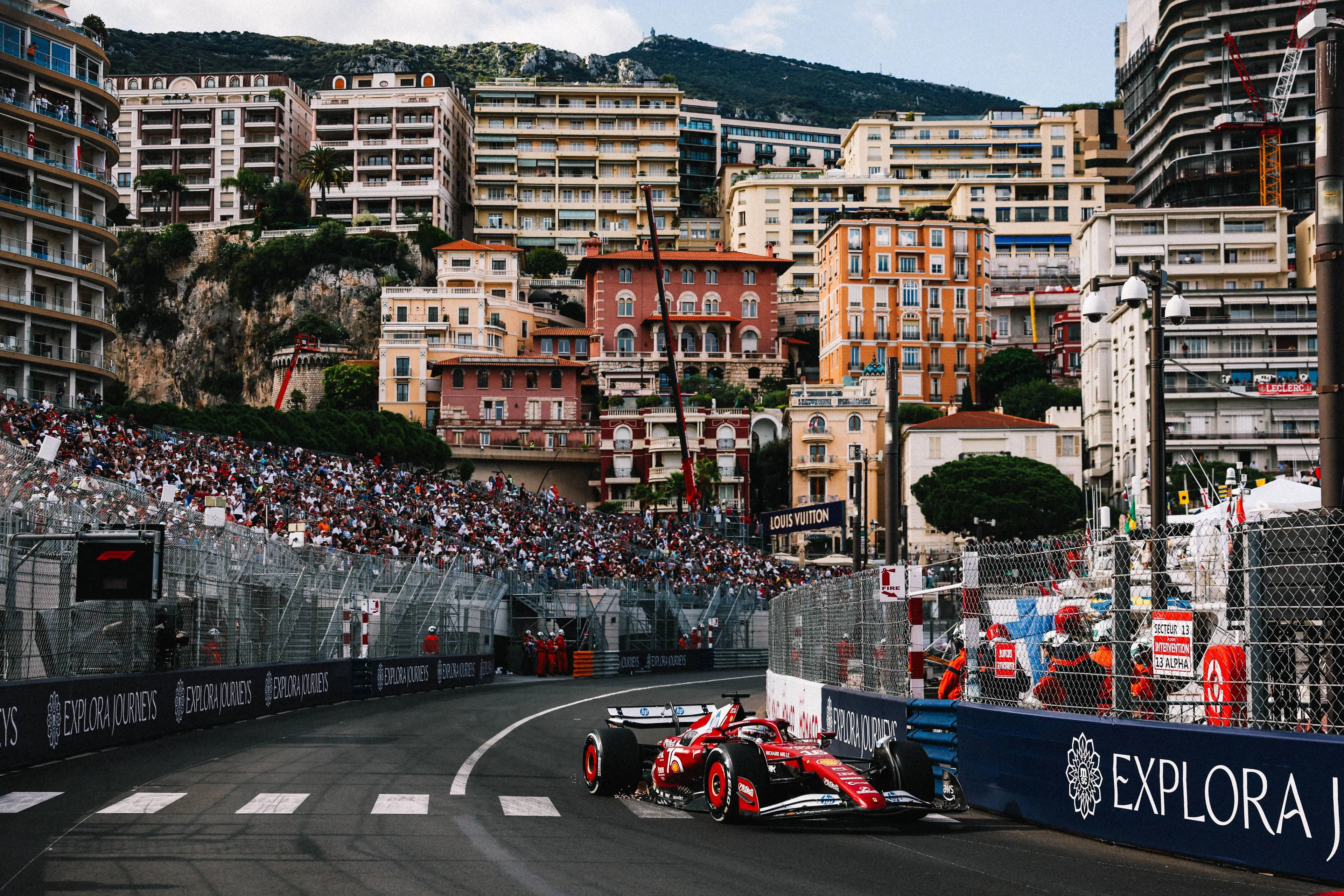 Leclerc blijft Verstappen voor in laatste oefensessie, Hamilton crasht en zorgt voor rode vlag